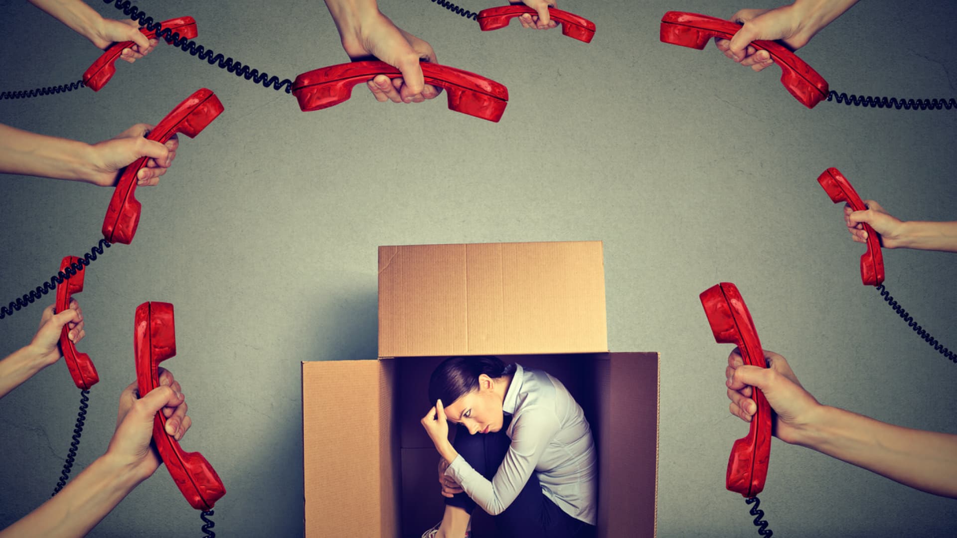 Bei einer Telefonphobie haben Menschen eine starke Abneigung oder sogar Angst davor, zu telefonieren. Frau mit einer Telefonphobie