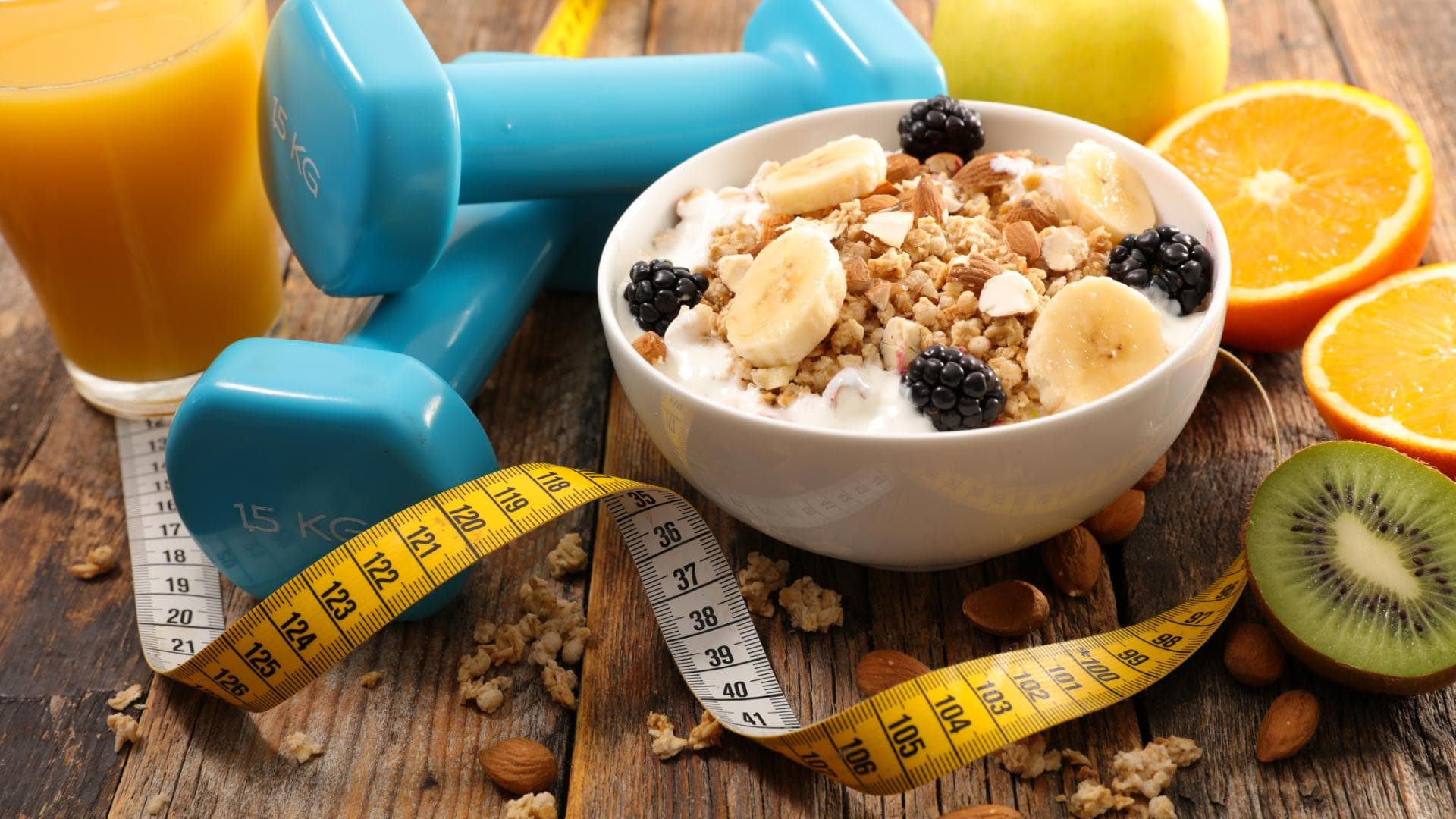 Bild mit Gewichten, Porridge und Obst Bild mit Gewichten, Porridge und Obst