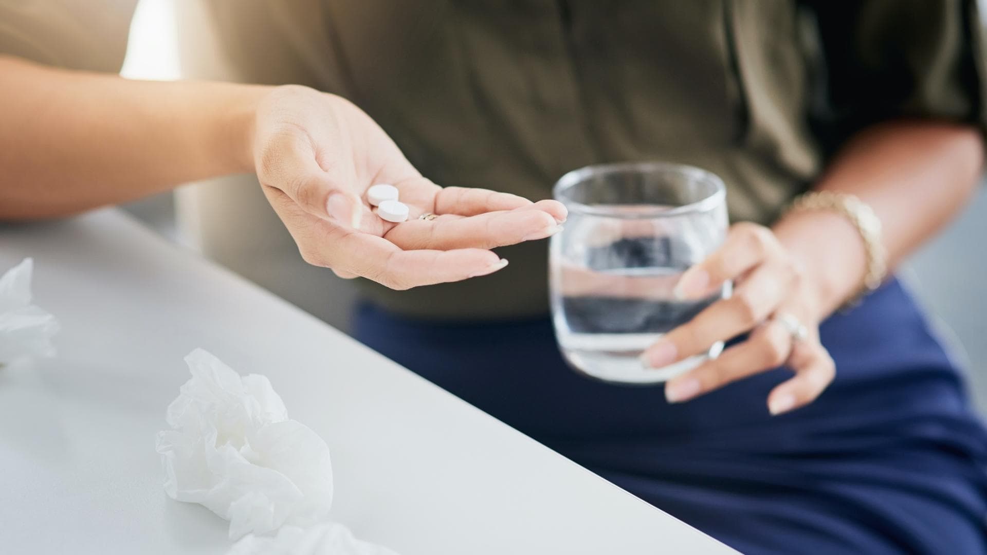 Frau nimmt Tabletten Frau nimmt Tabletten