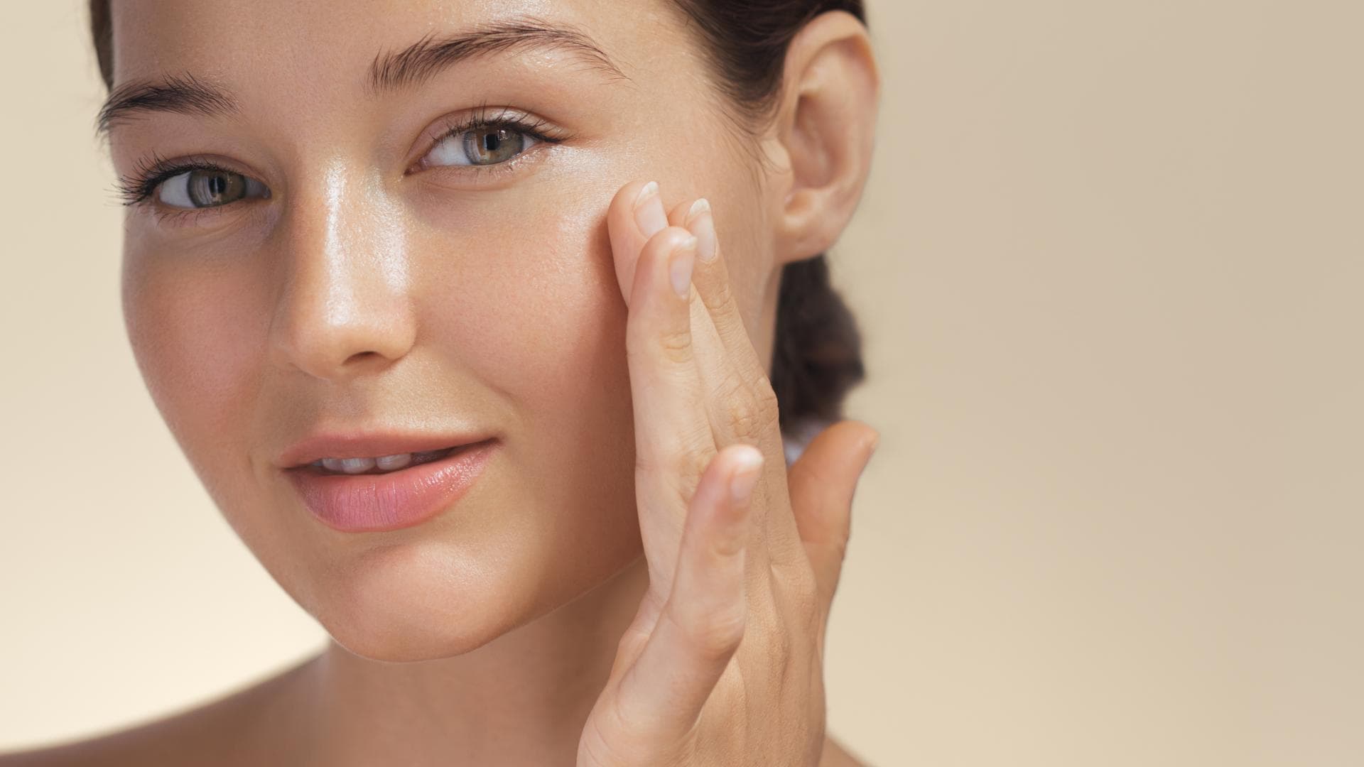 Frau pflegt ihre Haut mit Wirkstoffkosmetik Frau pflegt ihre Haut mit Wirkstoffkosmetik