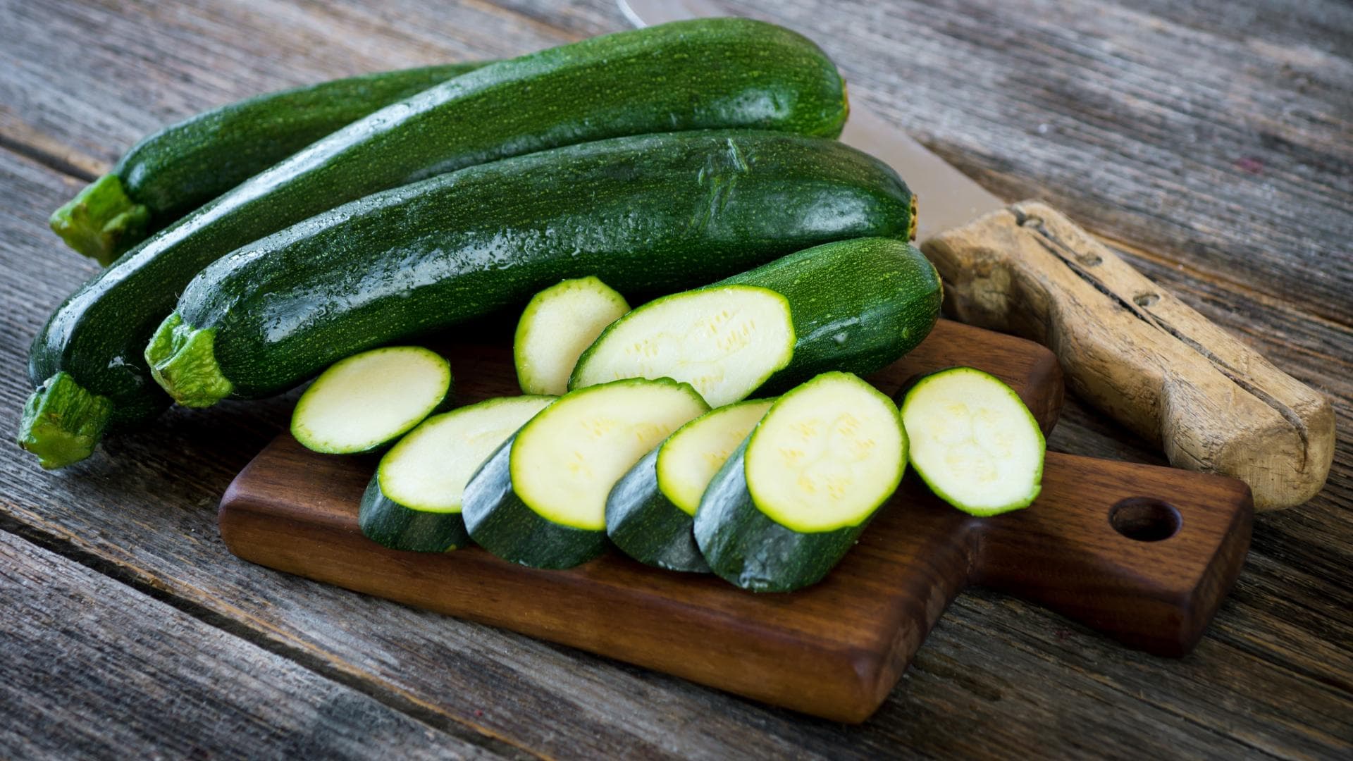 Aufgeschnittene Zucchini, die von innen weich ist