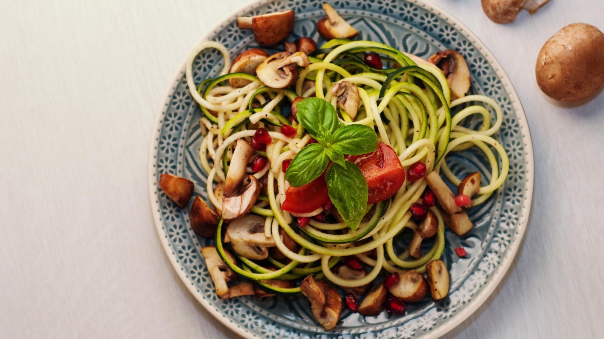 Rohe Zucchini in einem Salat mit Pilzen und Tomaten Rohe Zucchini in einem Salat mit Pilzen und Tomaten