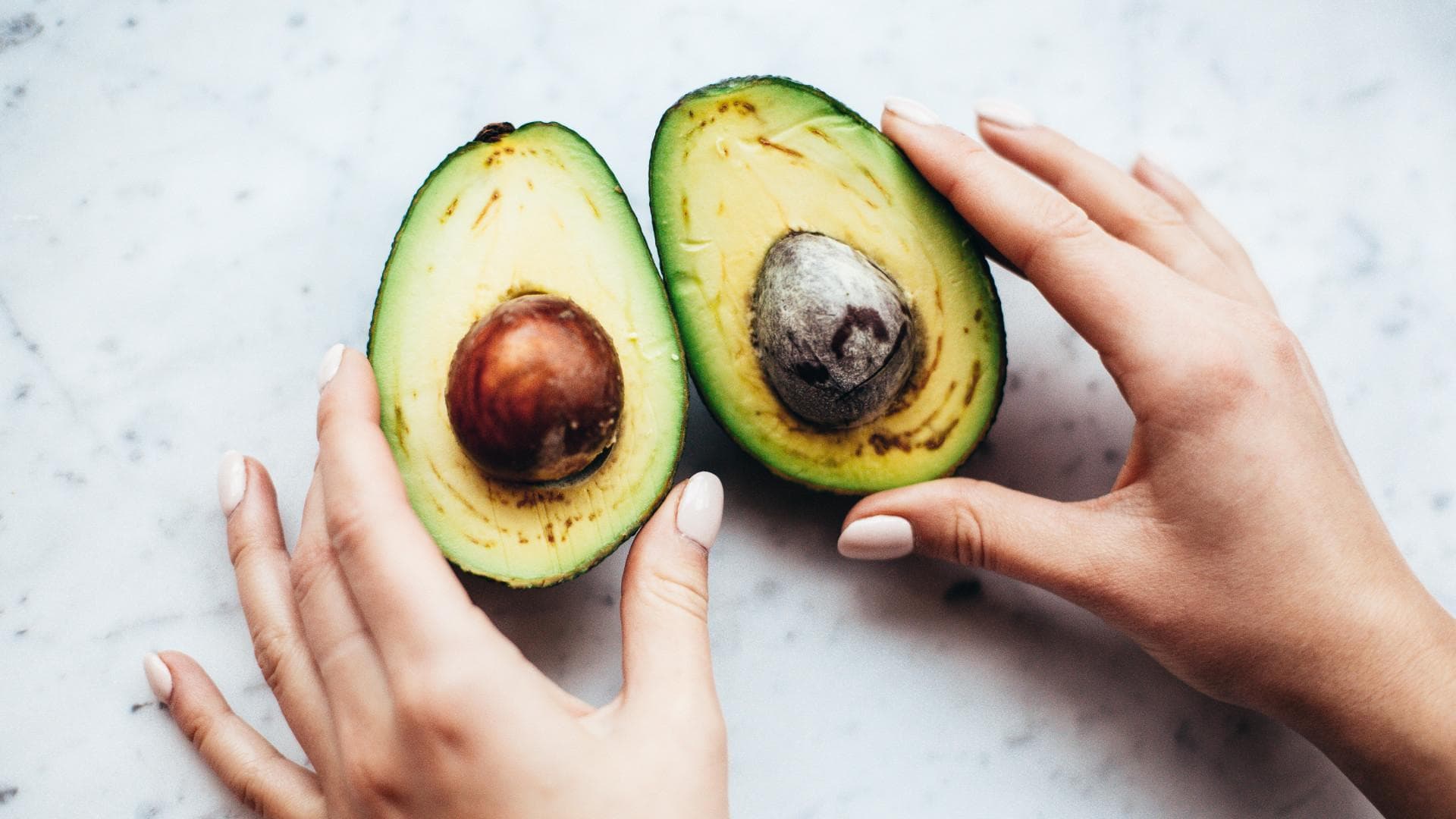 Avocado mit braunem Fruchtfleisch Avocado mit braunem Fruchtfleisch