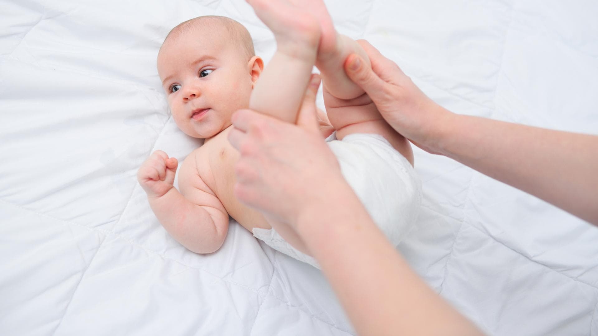 Ein Baby hat Bauchschmerzen und wird massiert. Ein Baby hat Bauchschmerzen und wird massiert.