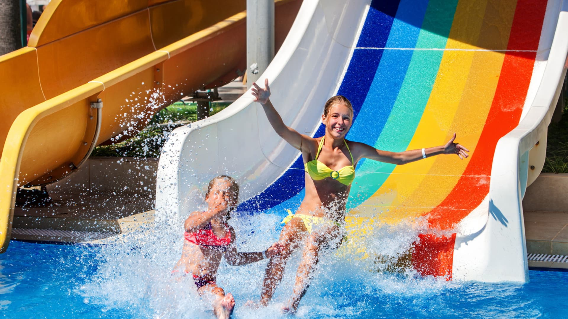 Die Intensität einer Chlorallergie kann von Kind zu Kind unterschiedlich sein. Kinder im Freiband auf einer Wasserrutsche