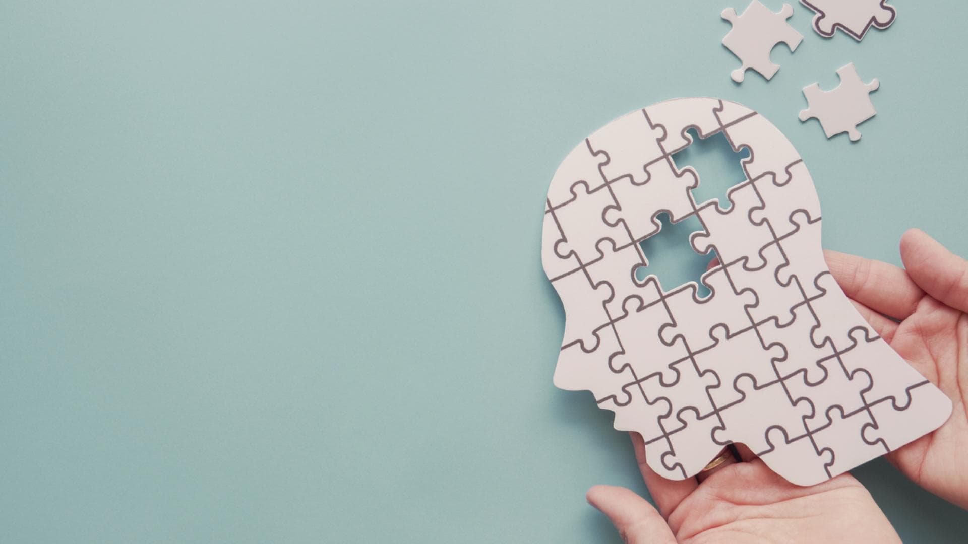 Das Demenzrisiko steigt mit dem Alter Puzzle eines menschlichen Kopfes im Profil mit einigen Teilen, die fehlen