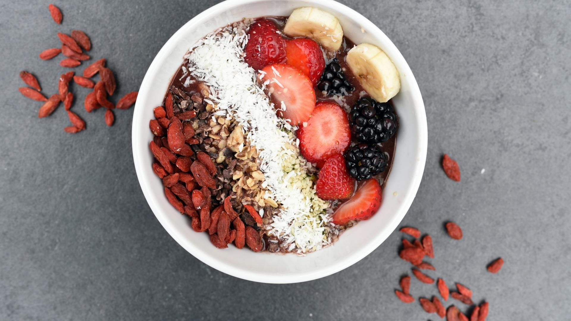 Bowl mit Nüssen und Beeren Bowl mit Nüssen und Beeren