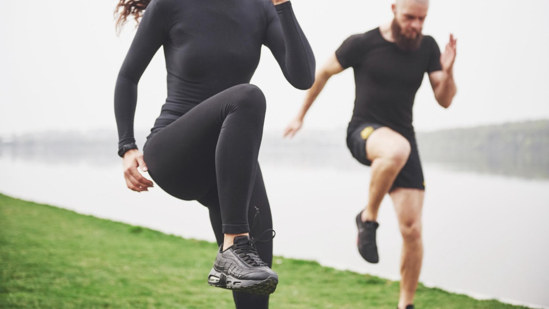 Frau und Mann treiben Sport im Freien Frau und Mann treiben Sport im Freien