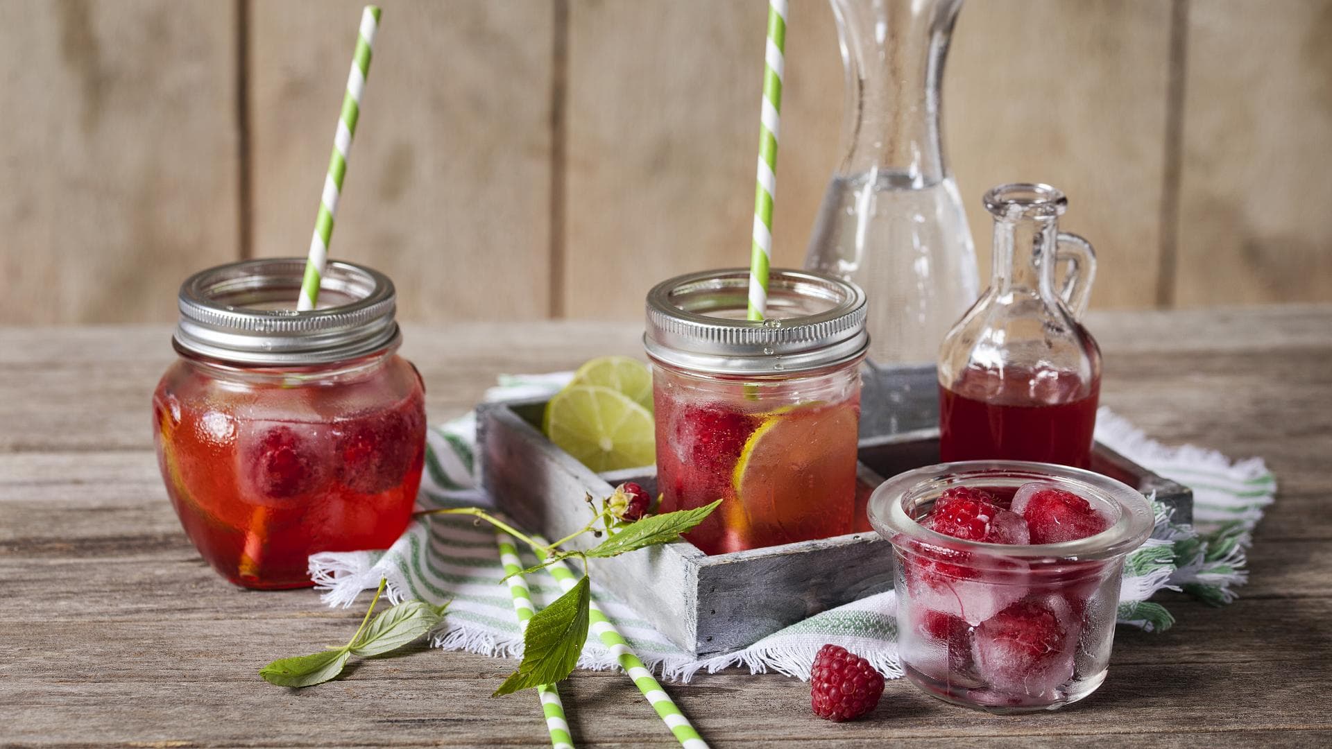 Gläser mit Himbeerlimonade, Minze und Limette.