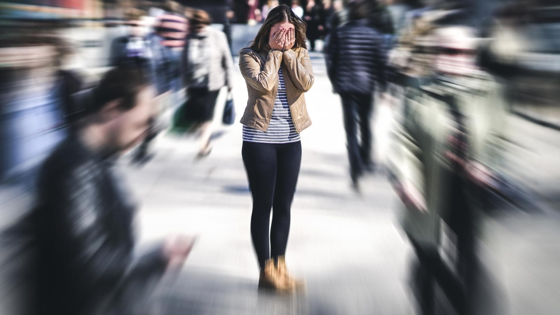 Frau leidet unter chronischem Stress Frau leidet unter chronischem Stress