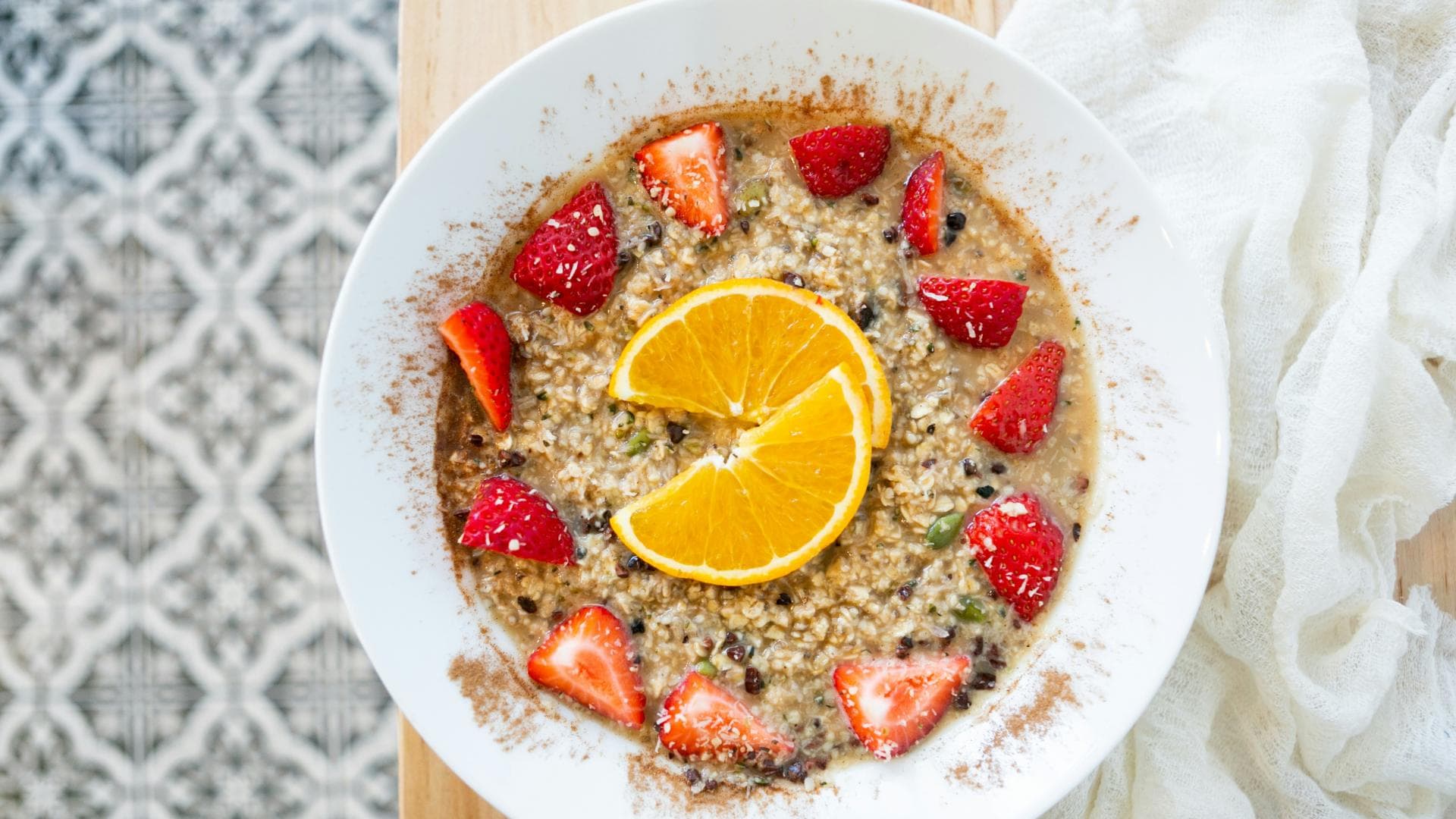 Schüssel mit Porridge und Früchten Schüssel mit Porridge und Früchten