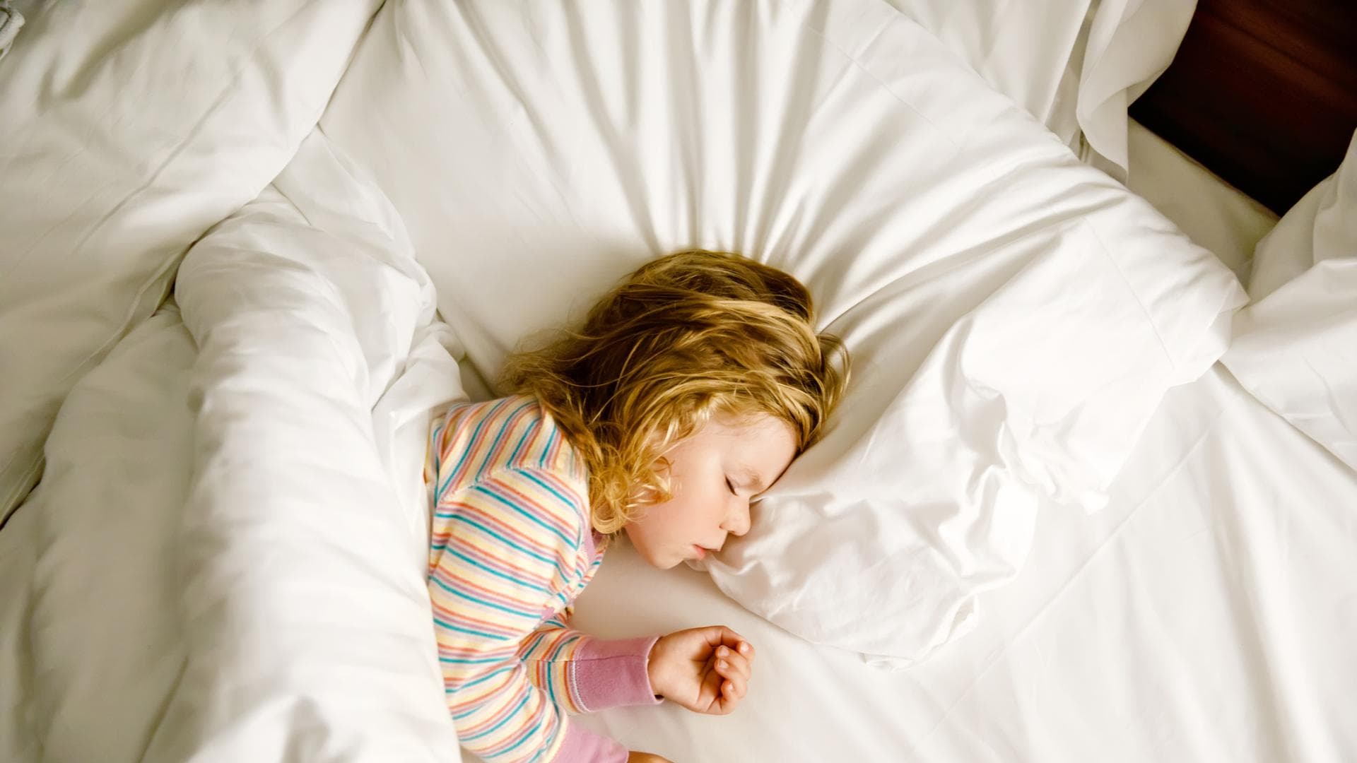 Kind schläft im Bett. Polypen bei Kindern: Kind schläft im Bett.