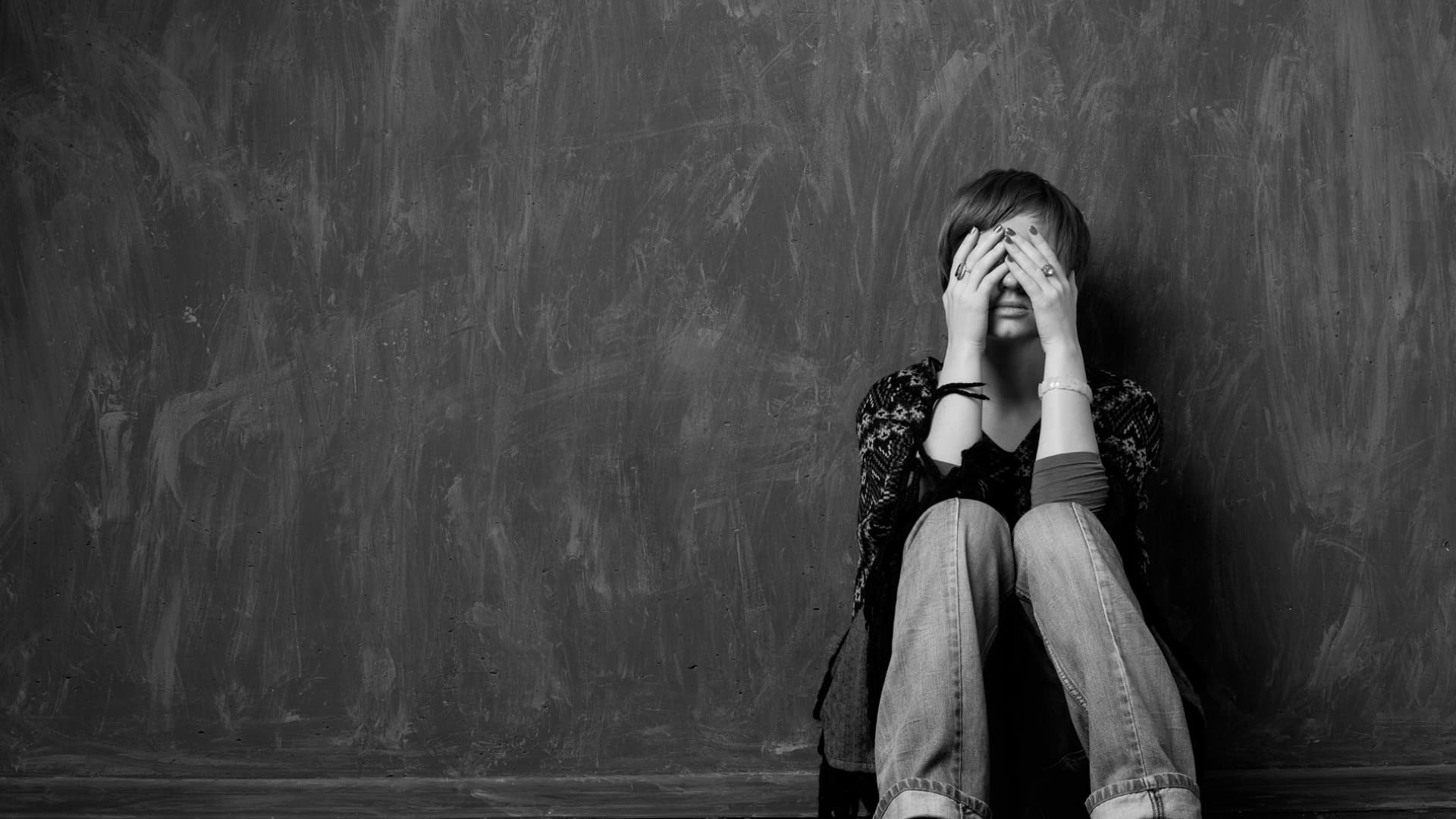 An der Vitos Klinik Eichberg bei Eltville werden Patienten mit Magneten gegen Depression behandelt. Frau hat Depressionen