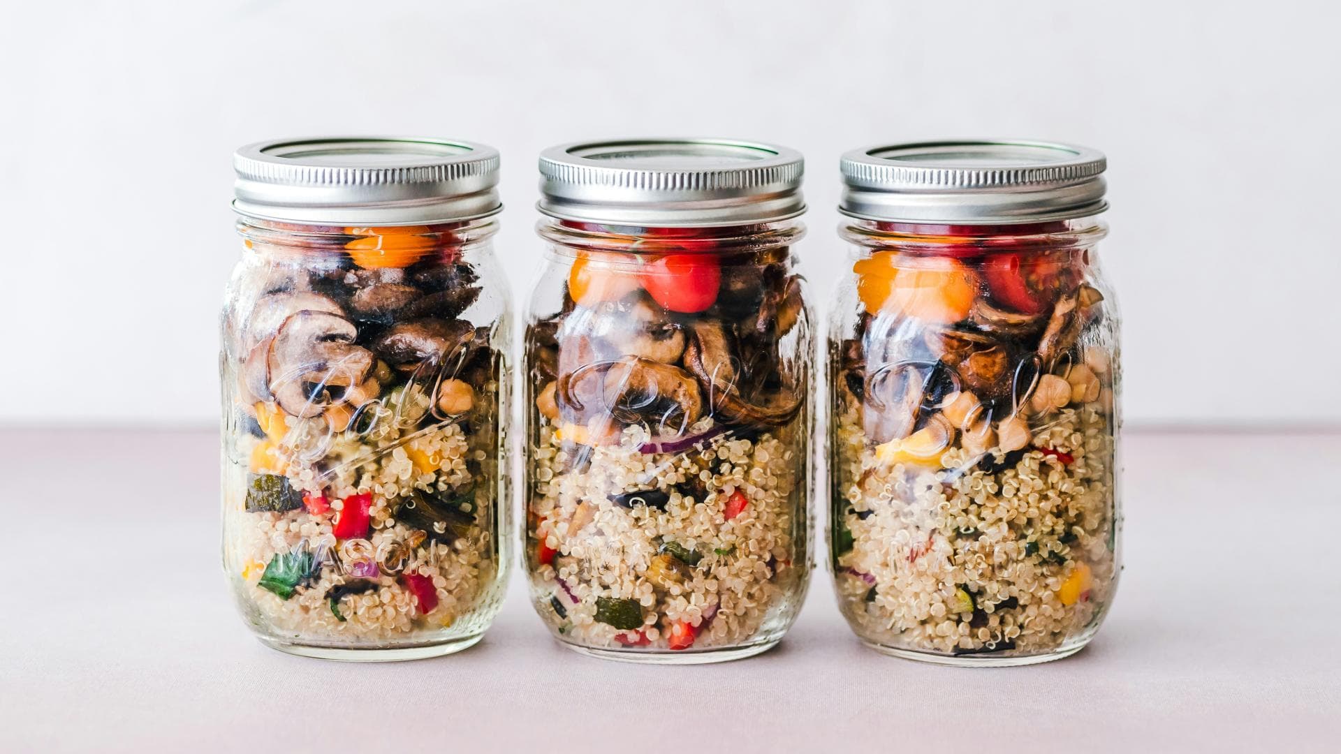 Quinoa und Gemüse im Glas Quinoa und Gemüse im Glas