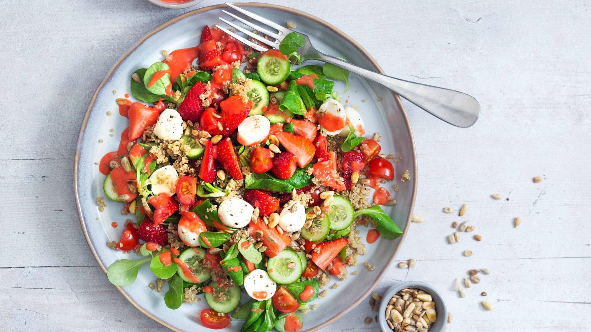 Quinoasalat mit Erdbeeren und Feldsalat Sommersalat Quinoasalat mit Erdbeeren und Feldsalat