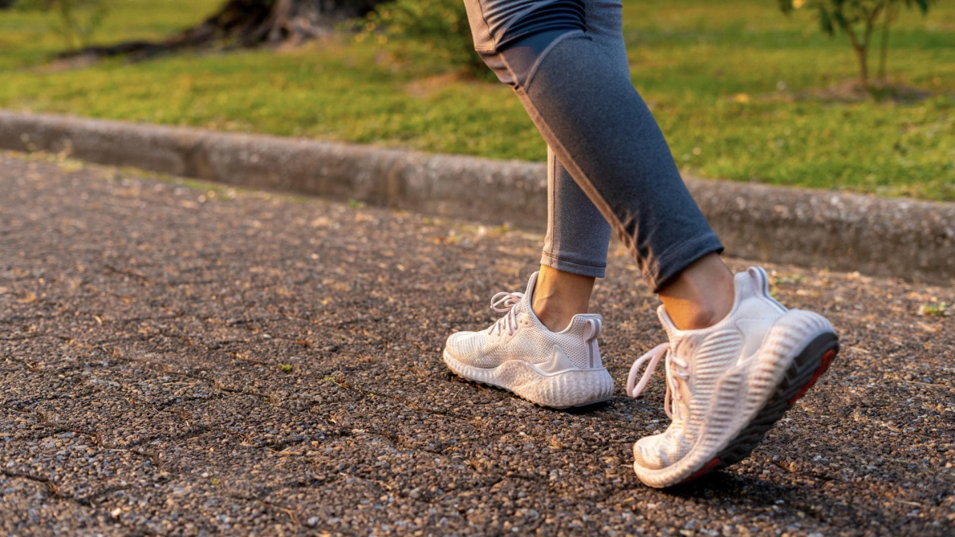 Rückwärtslaufen ist gesund und schont die Gelenke Frauenbeine in Turnschuhen fotografiert beim Rückwärtslaufen