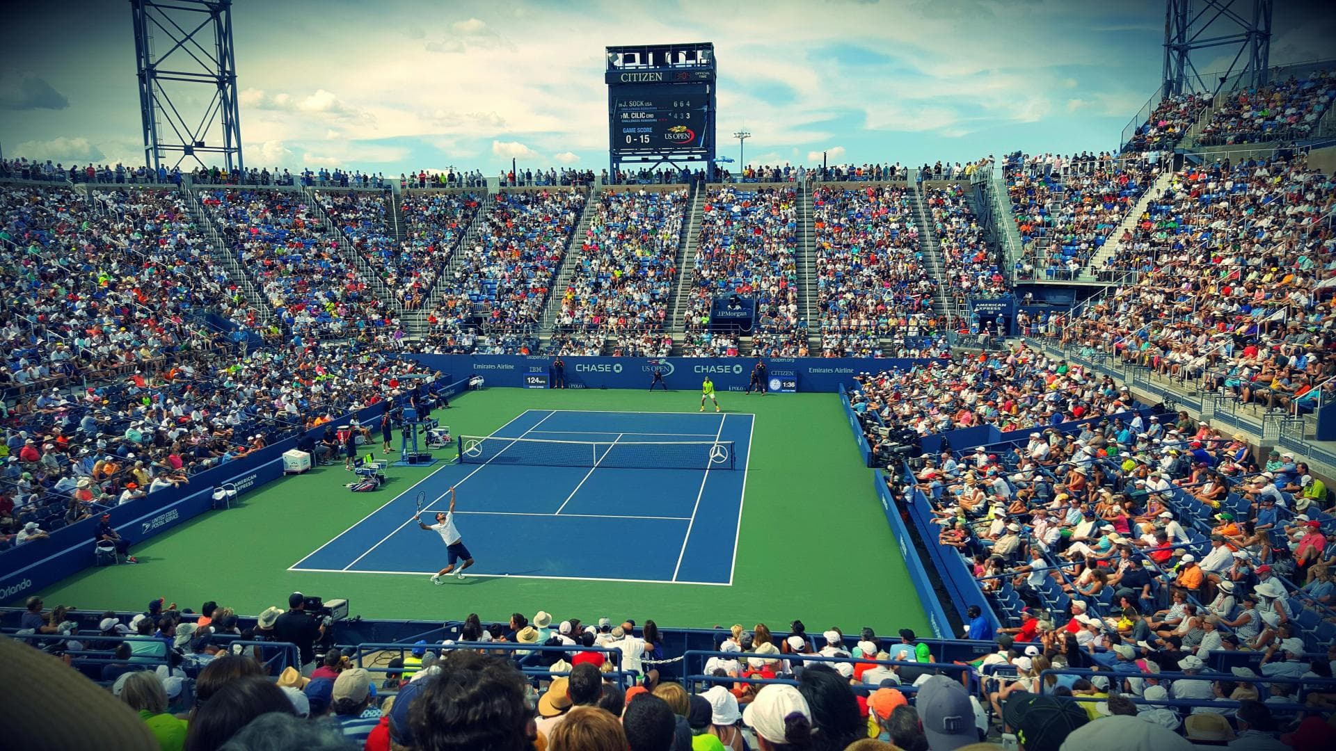 Sport schauen in Gemeinschaft kann gesunde Vorteile bringen Voller Center-Court bei einem Tennisturnier