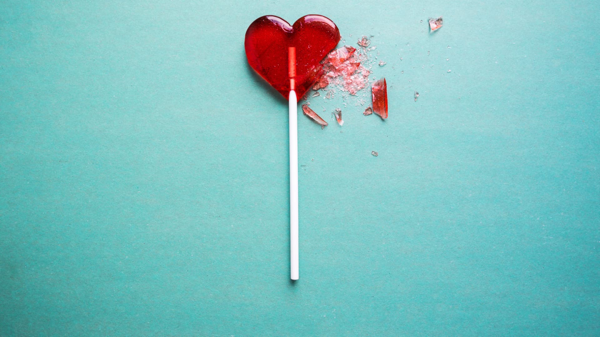 Bei einer unerwiderten Liebe wir die begehrte Person oft idealisiert. Gebrochenes Lolli-Herz