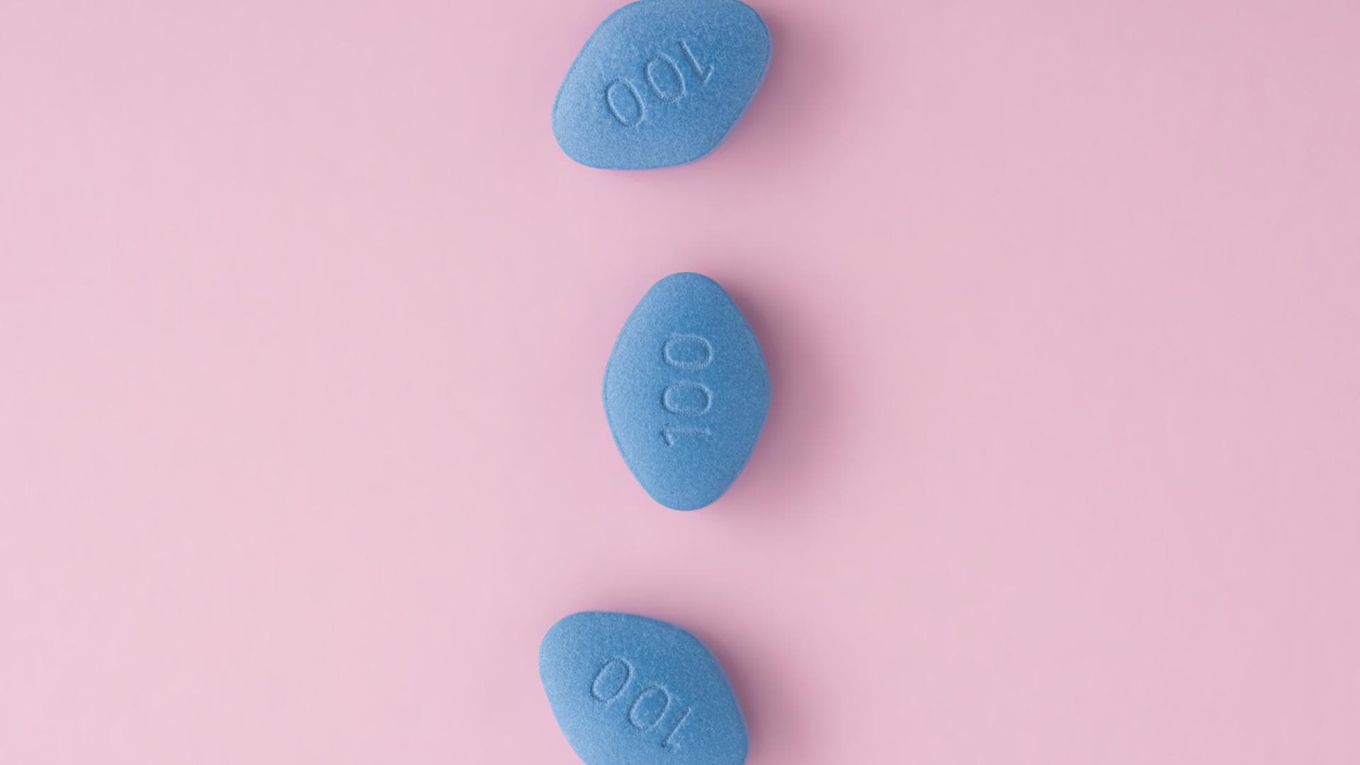 Viagra-Pillen auf rosa Hintergrund Viagra-Pillen auf rosa Hintergrund