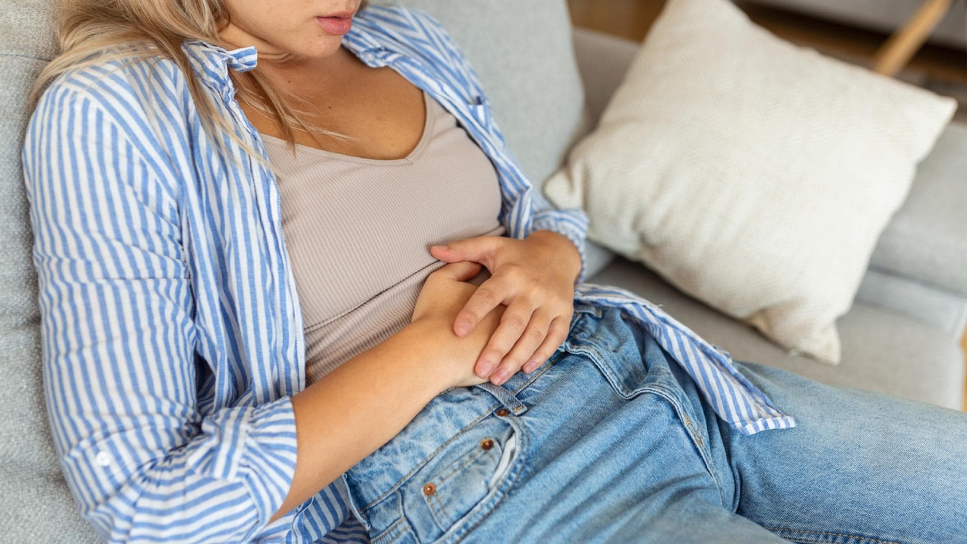 Frau hält sich den Bauch Frau hält sich den Bauch