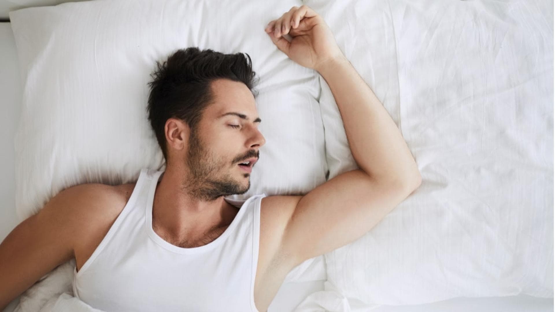 Atmung im Schlaf Mann schläft auf dem Bett