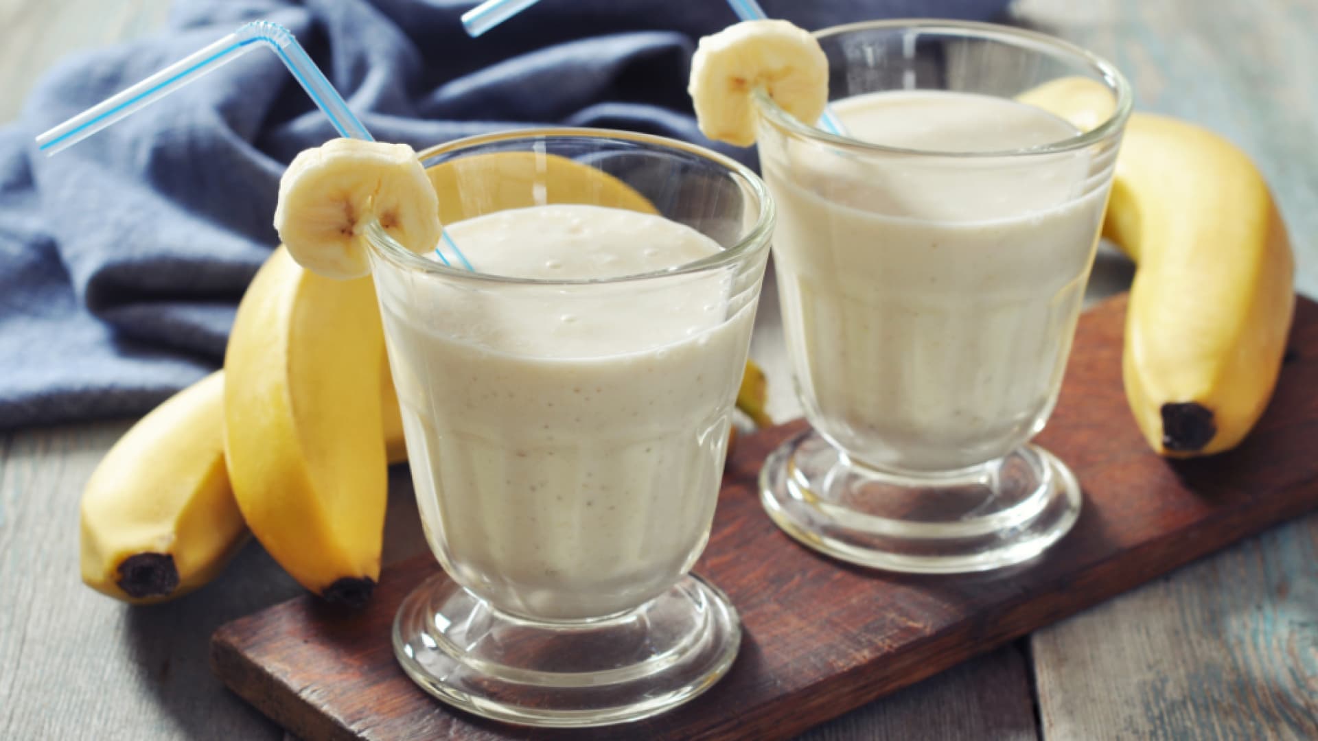 Bananen am Abend: Darum unterstützen sie den Schlaf Zwei Gläser Bananenmilch.