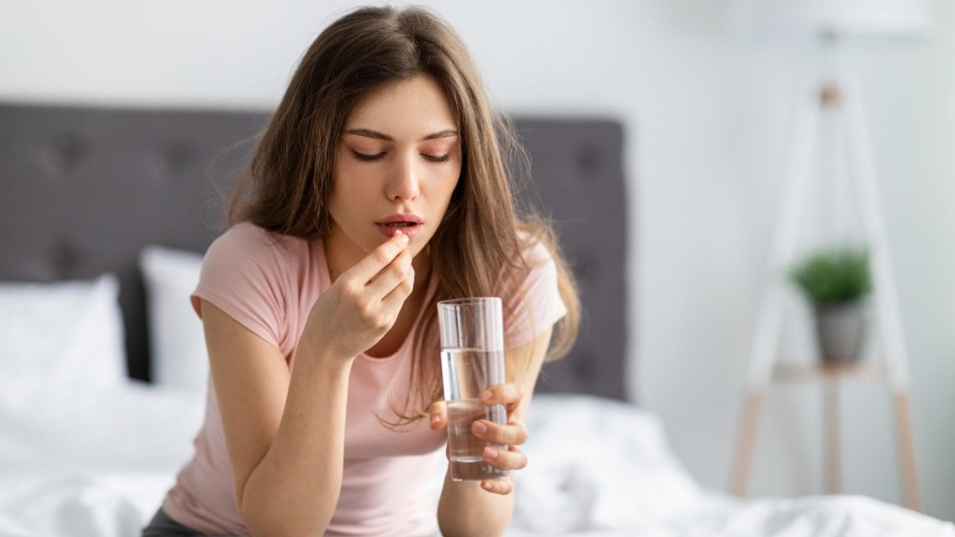Cetirizin als Schlafmittel Frau nimmt Schlaftabletten