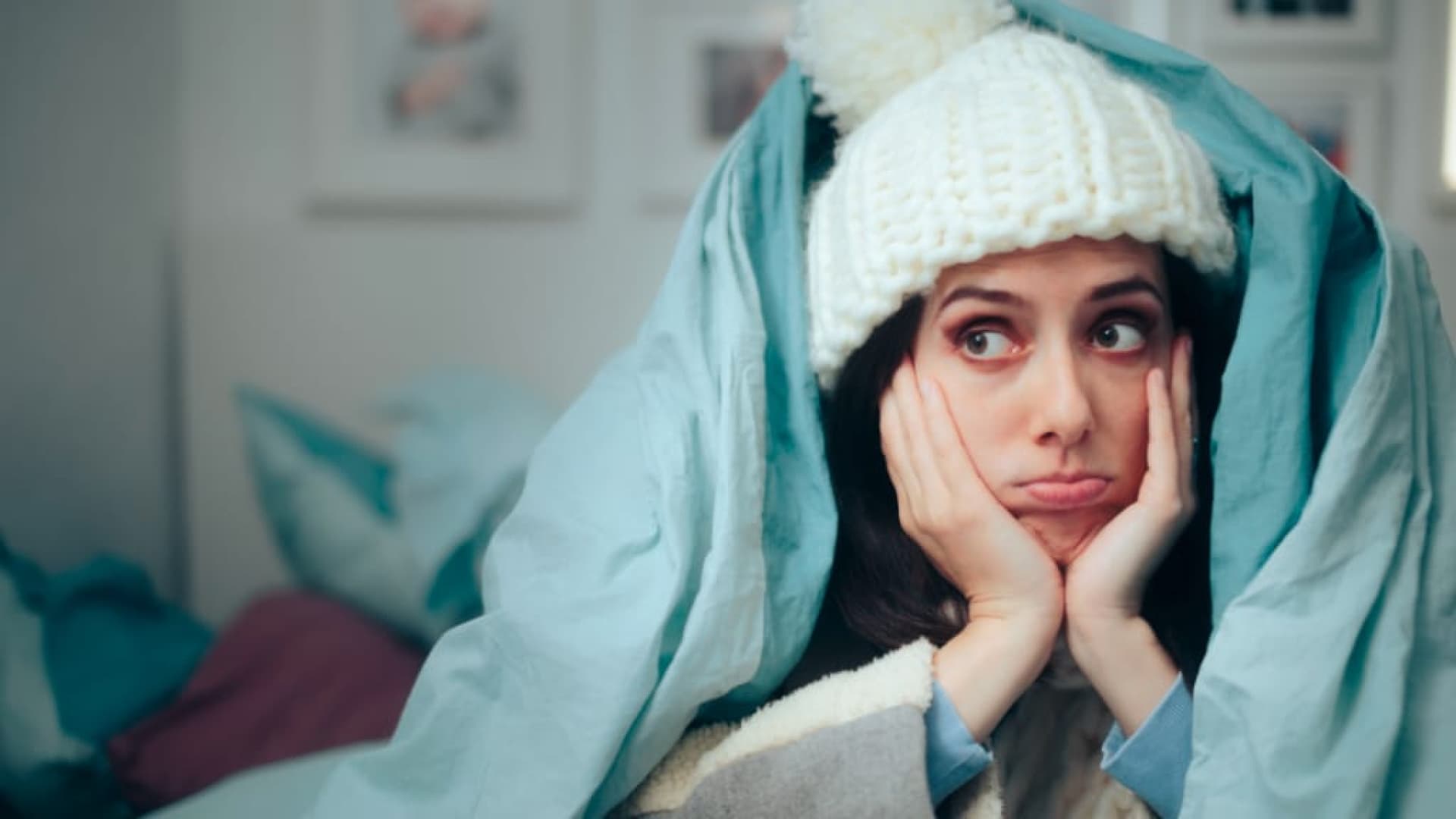 Frieren im Bett Frau erfriert auf dem Bett