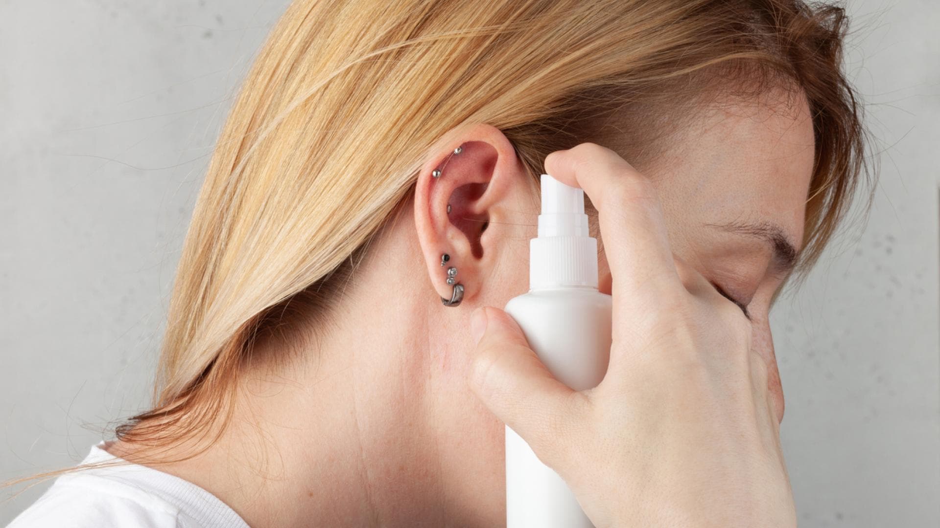 Helix-Piercing entzündet bei einer Frau