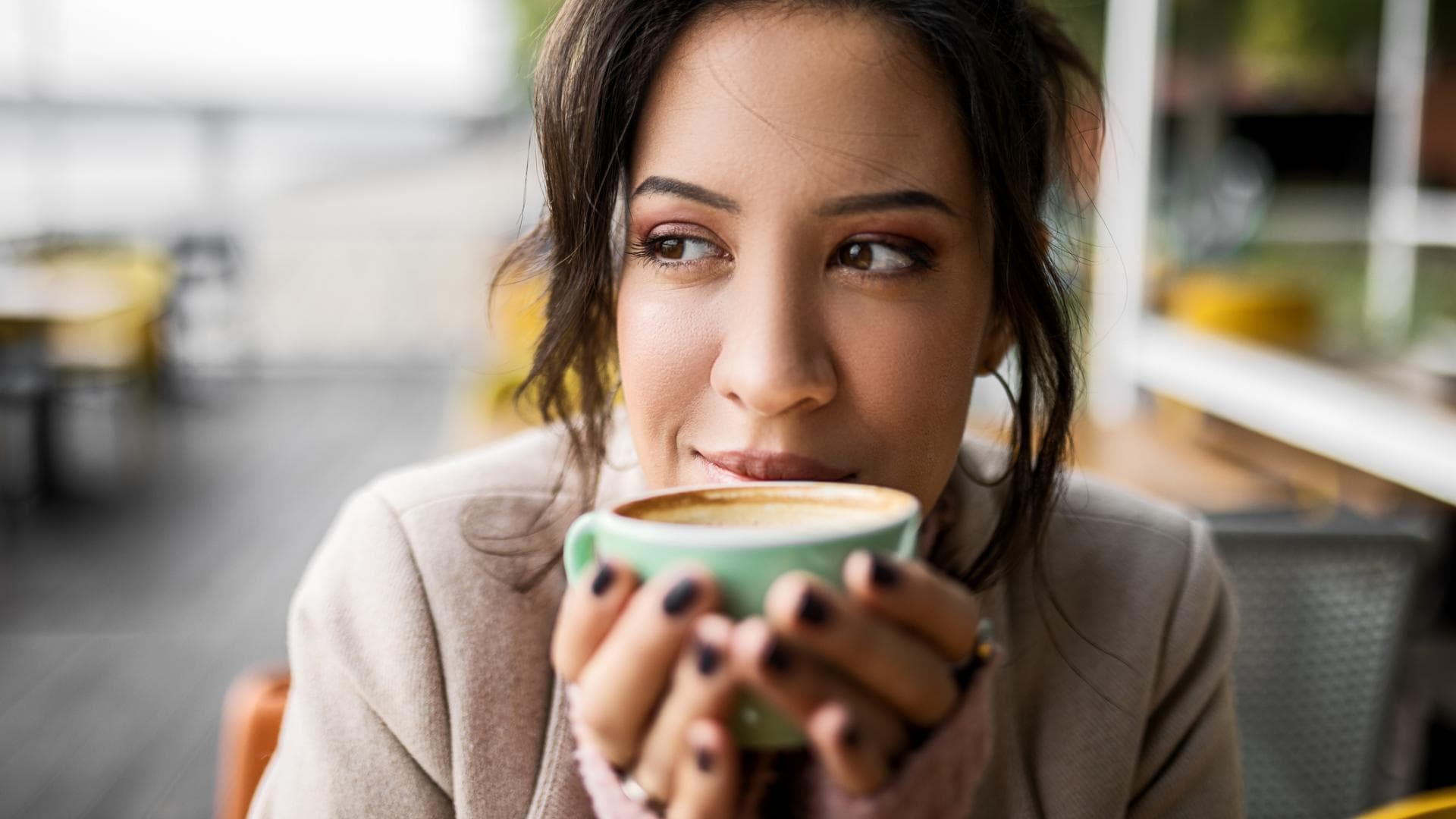 Frau trinkt Kaffee Frau trinkt Kaffee