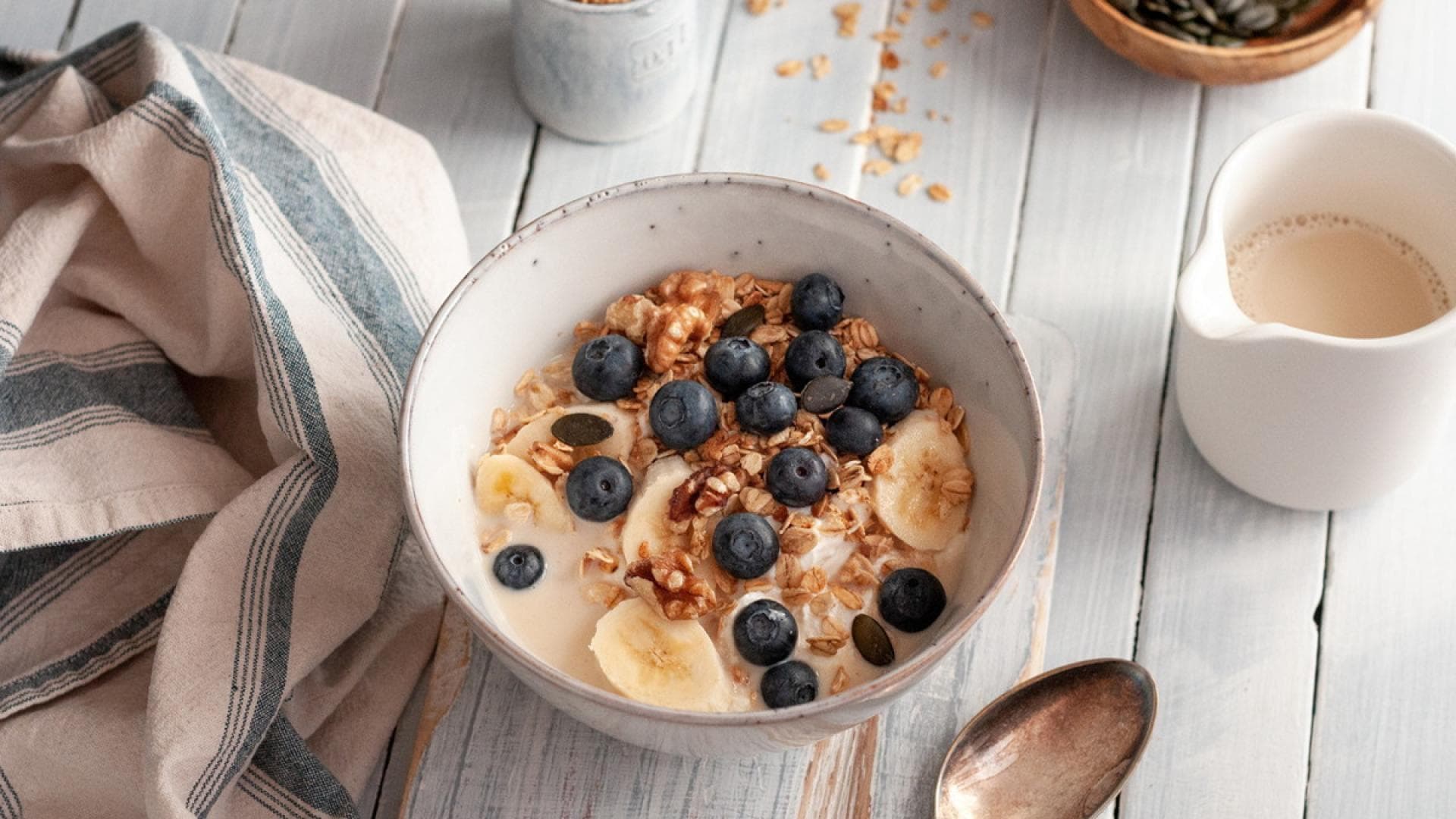 laktosefreies Porridge mit Bananen und Blaubeeren laktosefreies Porridge mit Bananen und Blaubeeren