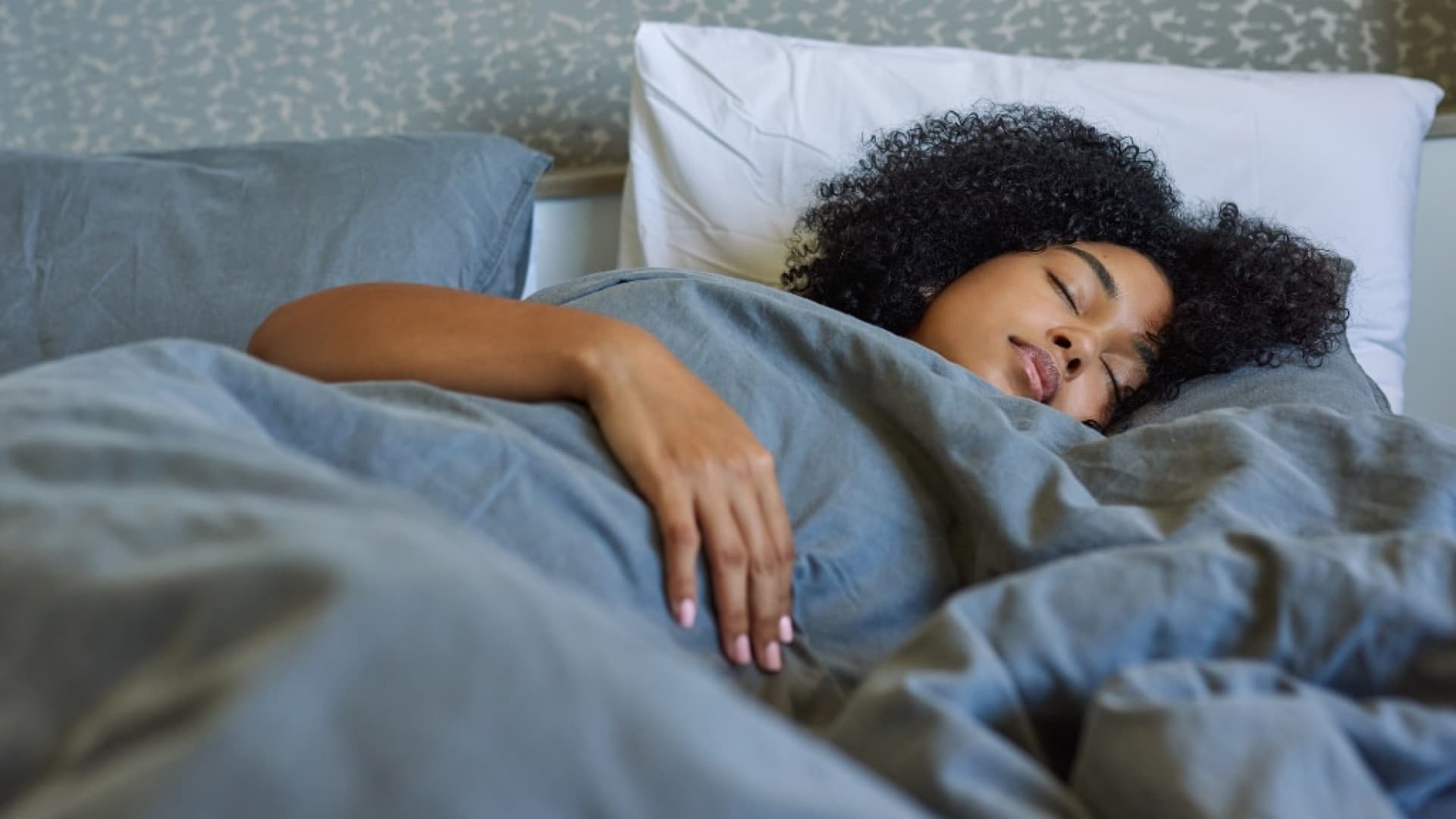 So verbessert Magnesium vor dem Schlaf deine Schlafqualität Frau schläft im Bett