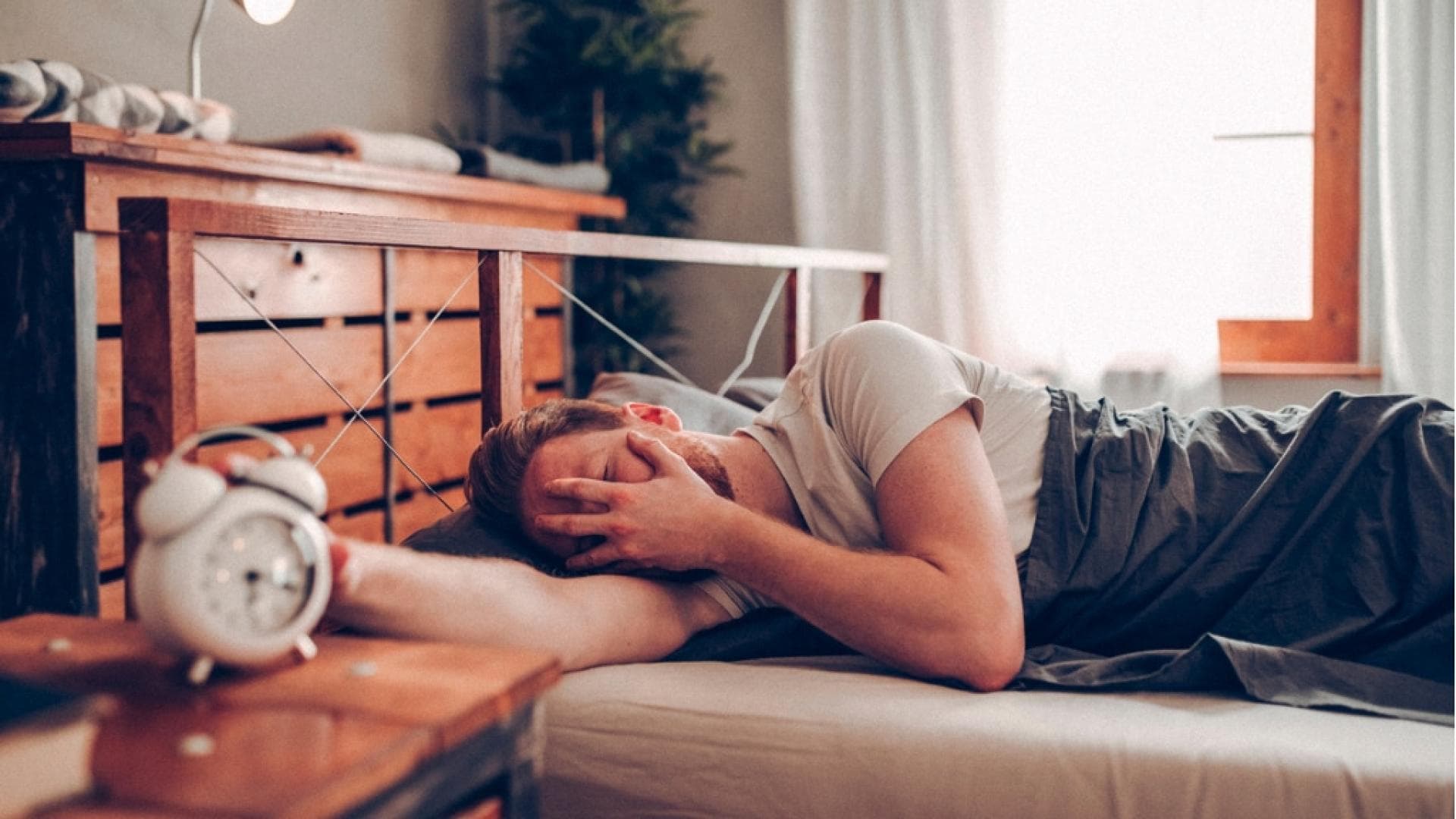 Mann leidet unter Morgentief