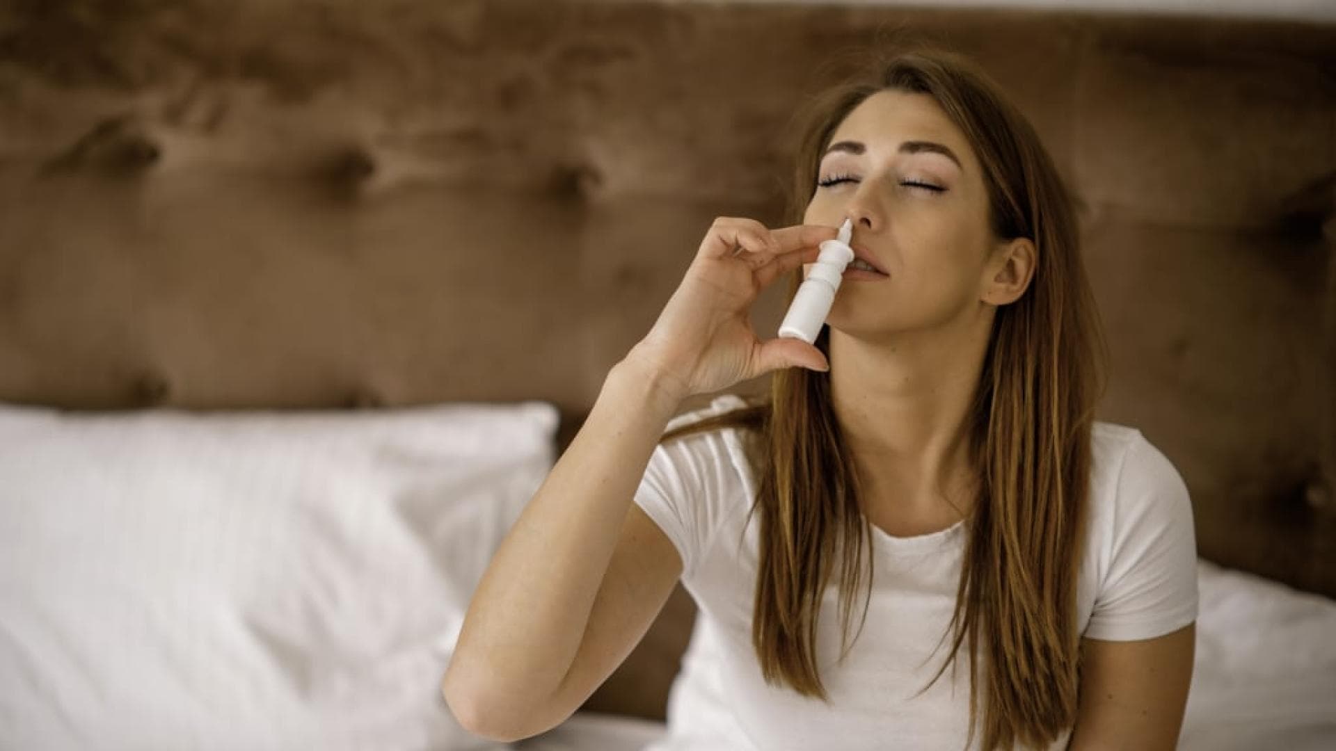 Frau nutzt Nasenspray