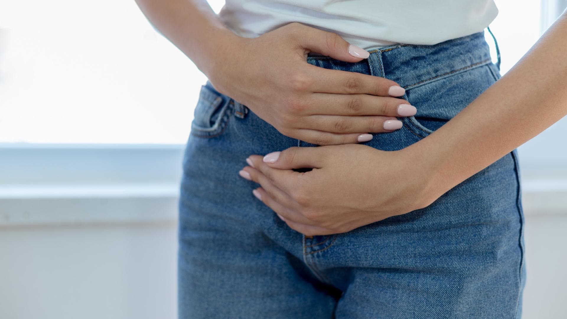 Frau hält sich den Bauch