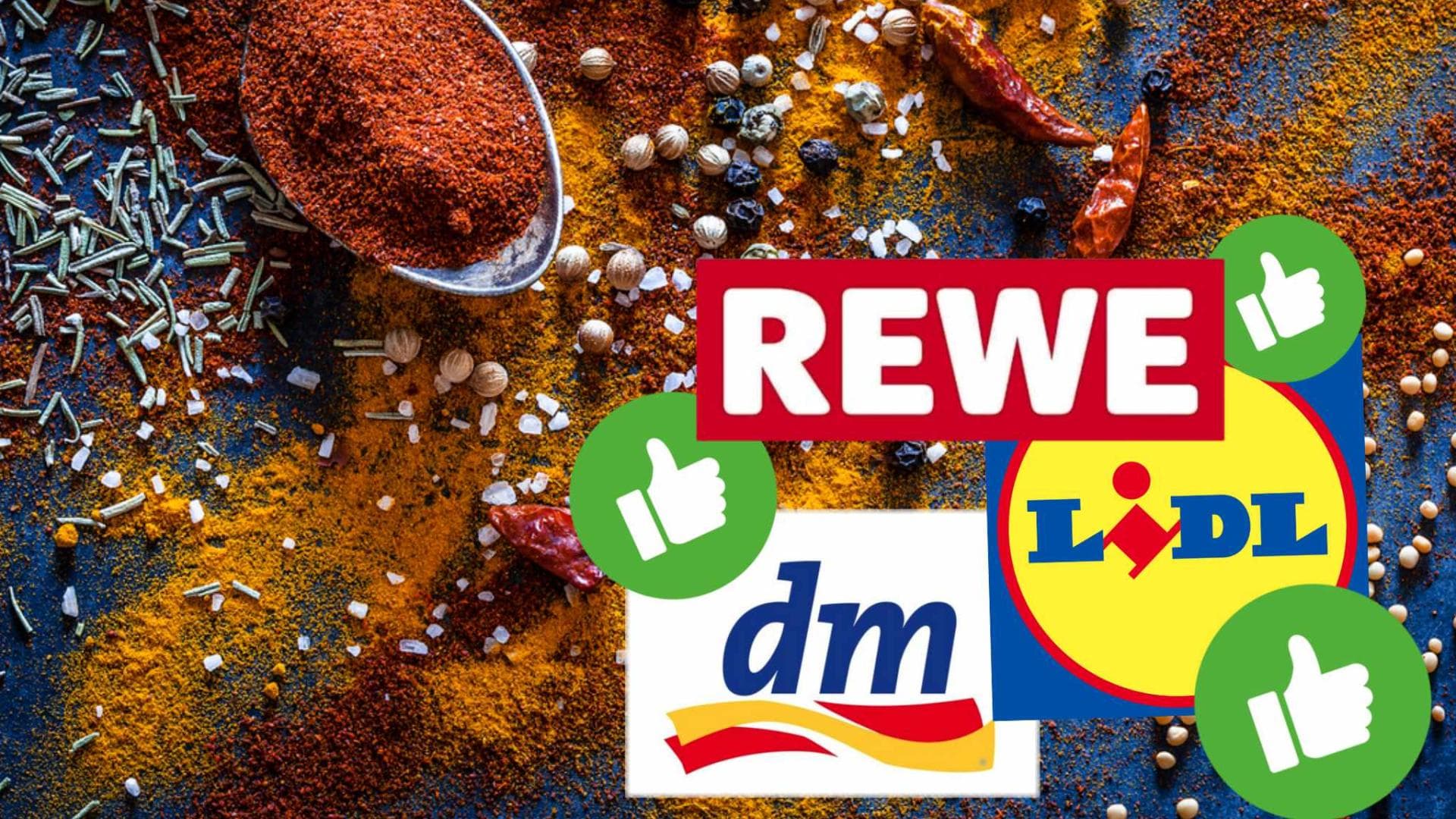 Die Testsieger im Öko-Test der Paprikapulver Paprika und andere Gewürze auf einer Unterlage mit verschiedenen Supermarktlogos, die entsprechende Gewürze anbieten