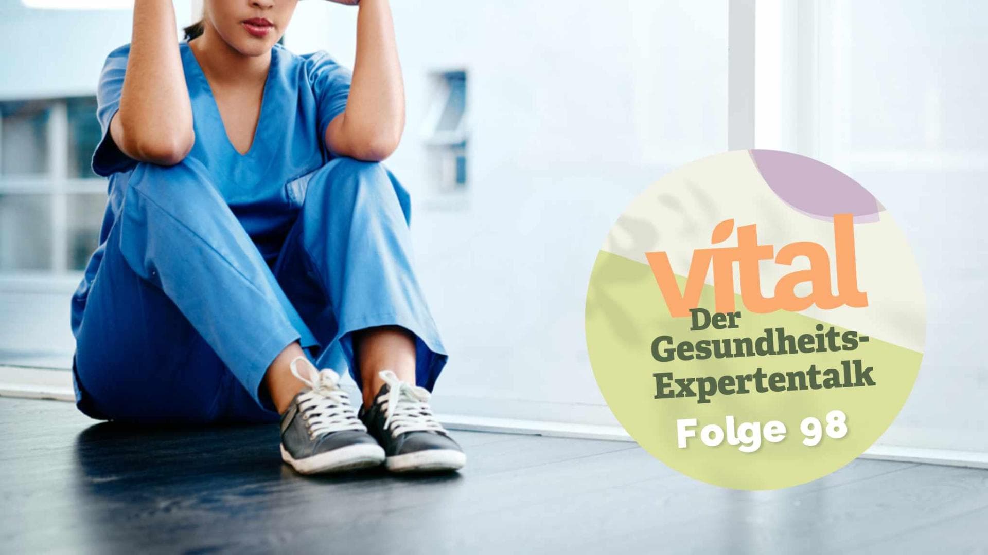 Der Pflegenotstand in Deutschland ist alarmierend Gestresste und abgearbeitete Krankenschwester sitzt auf dem Boden