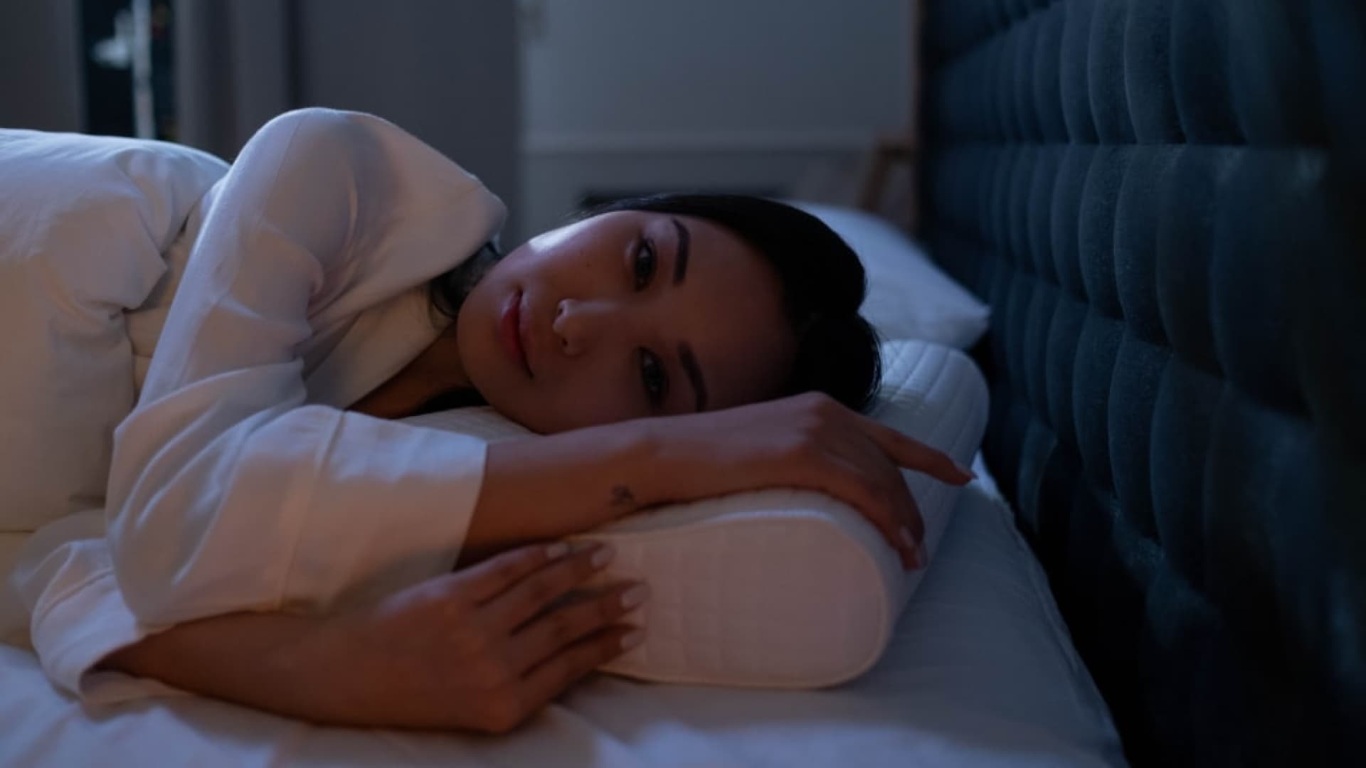 Frau liegt auf dem Bett
