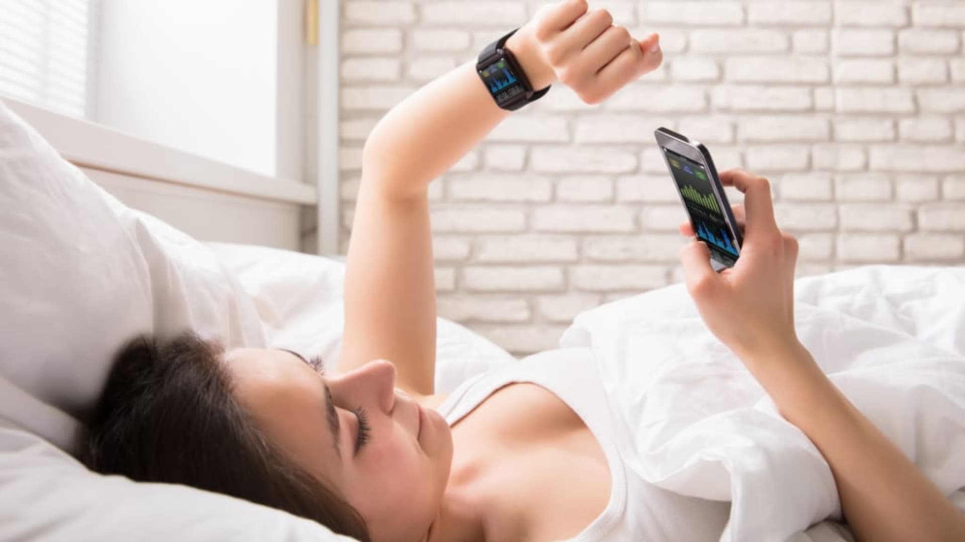 Schlaf-App kostenlos Frau benutzt Schlaf-App