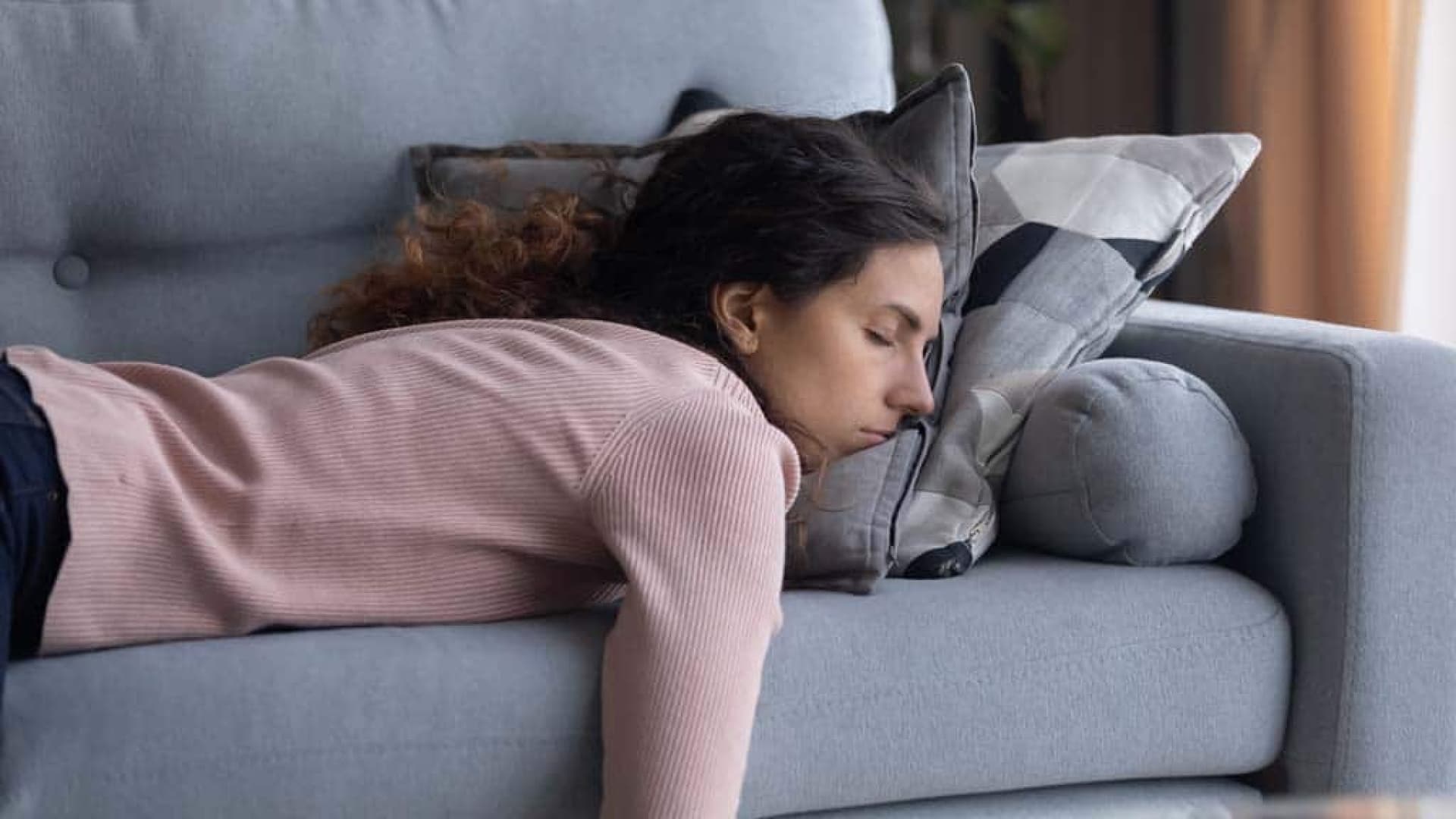 Kann man fehlenden Schlaf nachholen? Frau schläft auf dem Sofa