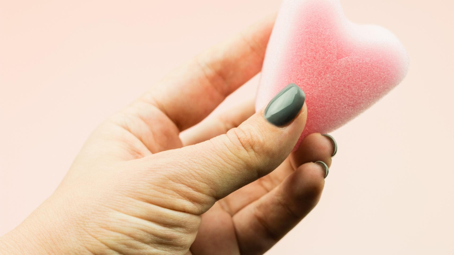 Frau hält Softtampon in den Händen
