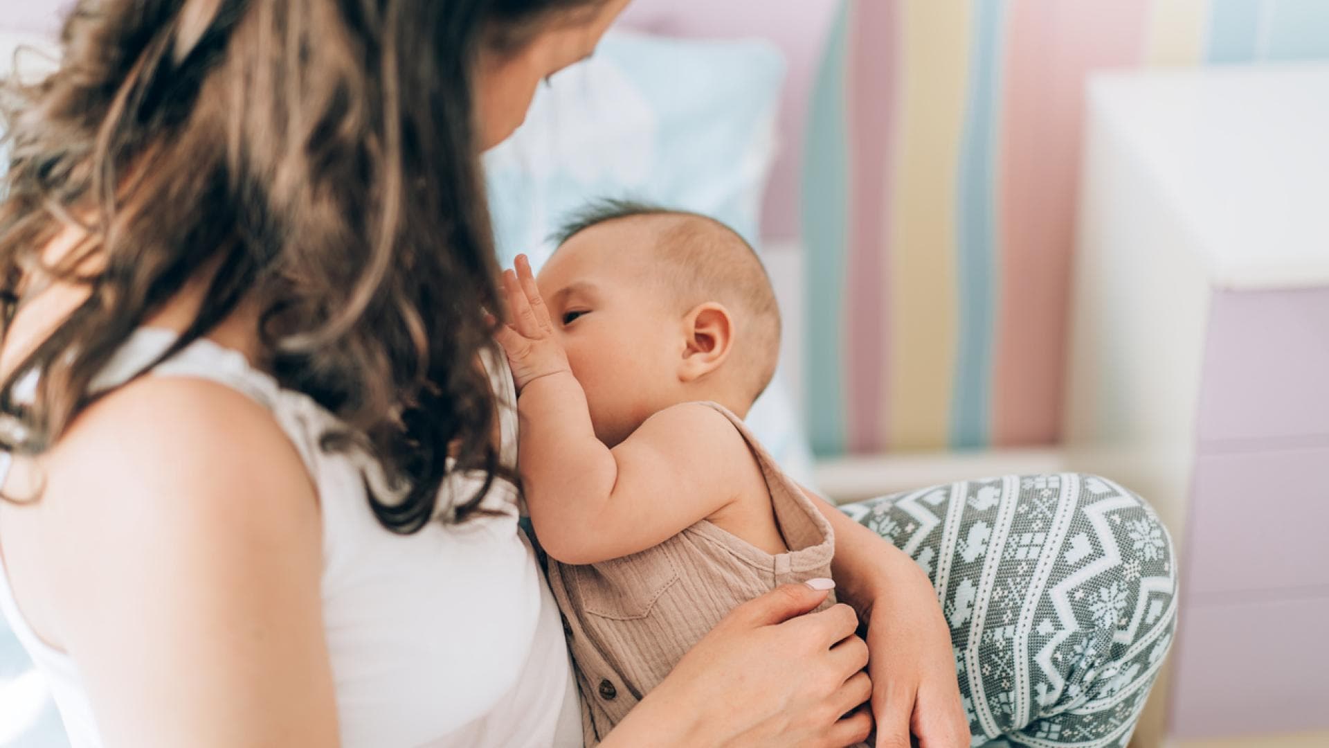 Mutter stillt ihr Baby. Mutter stillt ihr Baby.