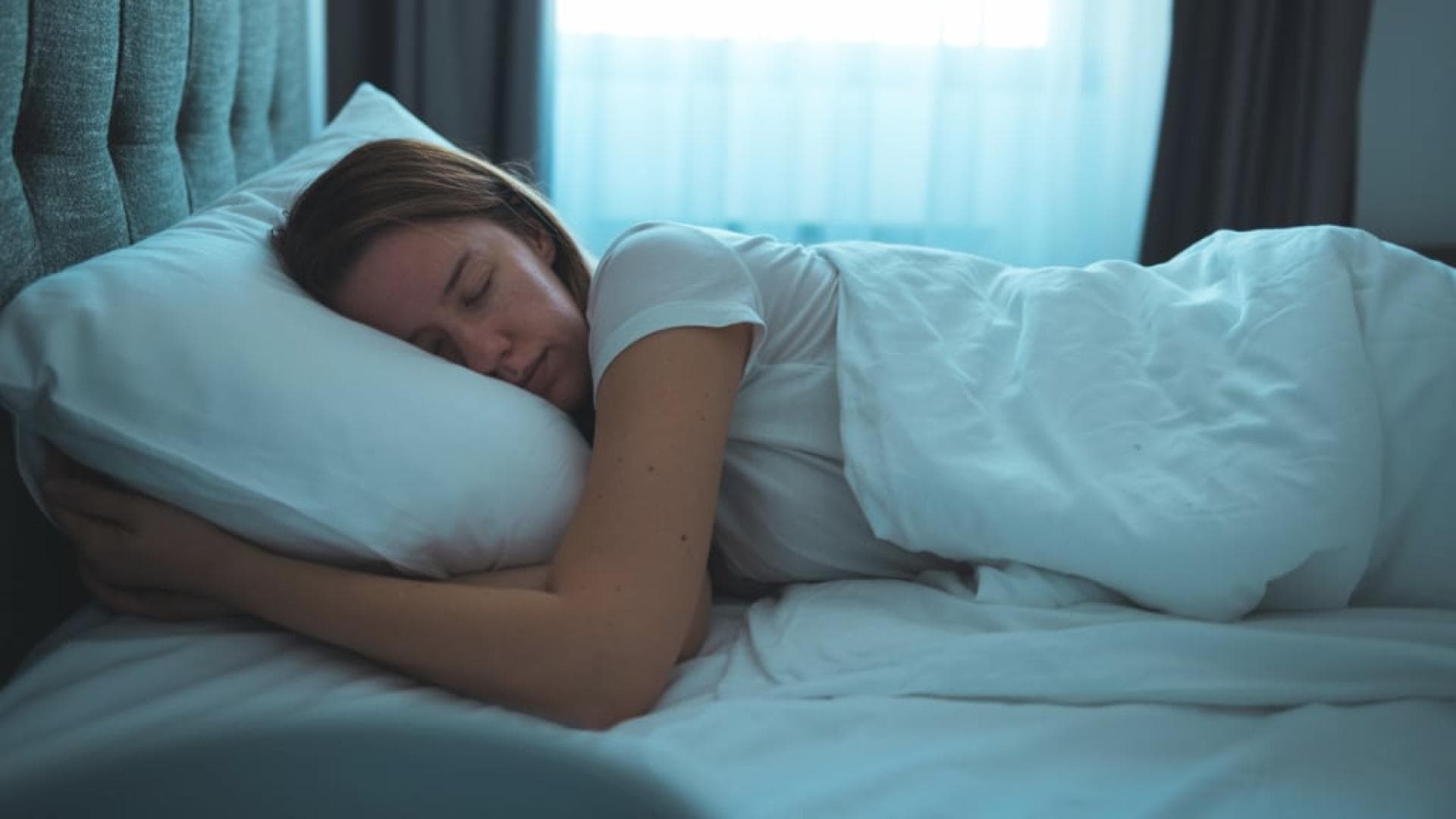 Wie viel Tiefschlaf ist normal Frau schläft