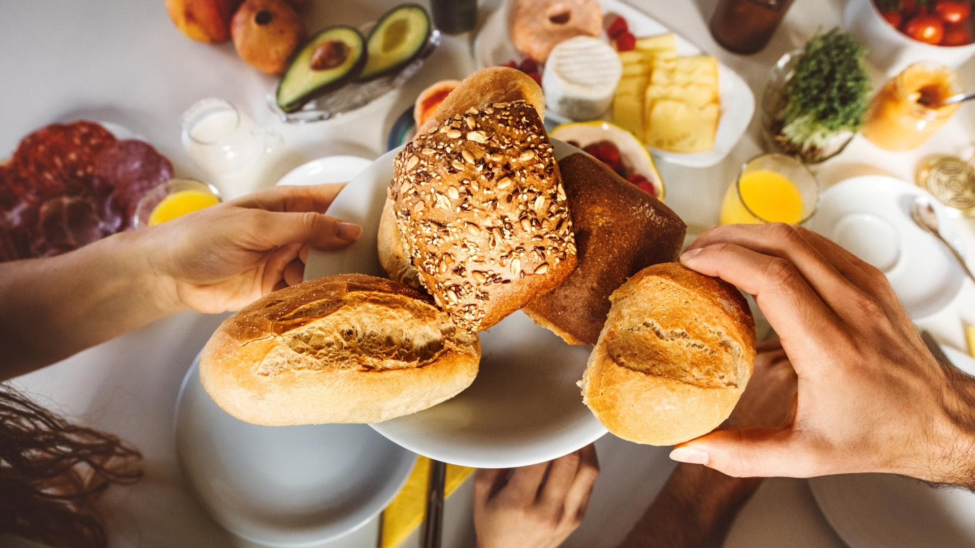Frühstückstisch mit Brötchen und Aufstrich Frühstückstisch mit Brötchen und Aufstrich