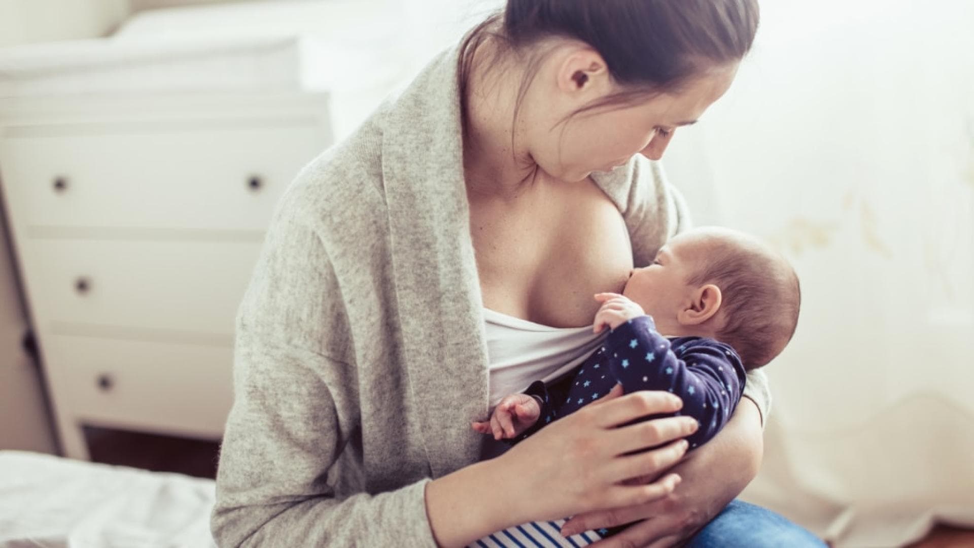 Baldrian in der Stillzeit Frau stillt ihr Baby