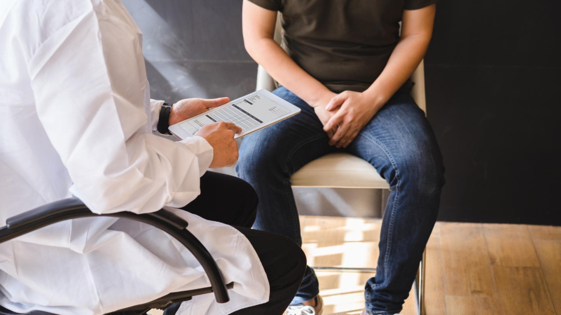 Mann ist beim Urologen Mann ist beim Urologen