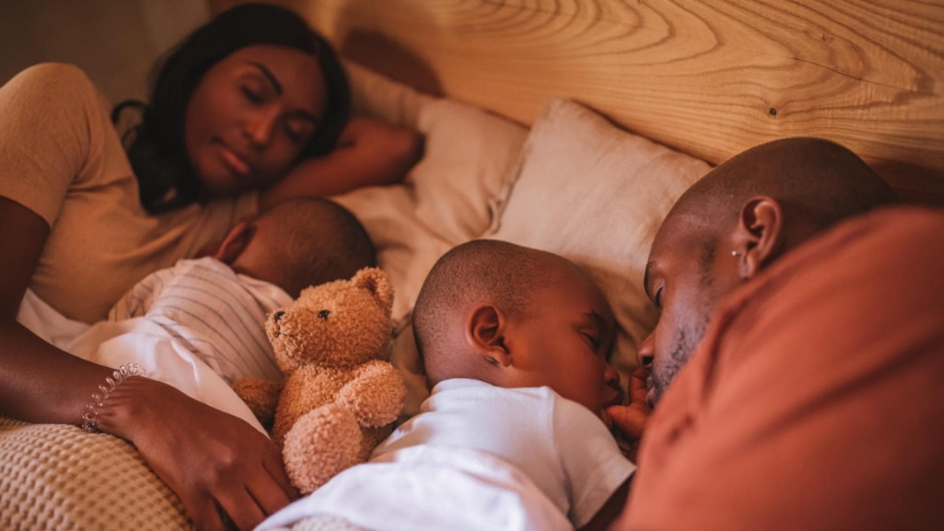 Familie schläft im Bett