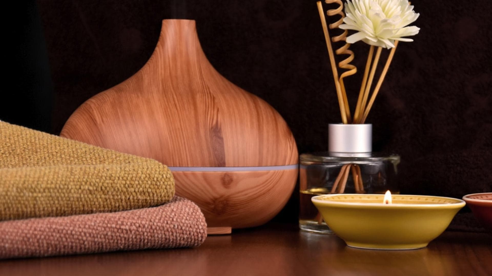 Diffuser aus Holz Diffuser Duft liegt auf den Tisch