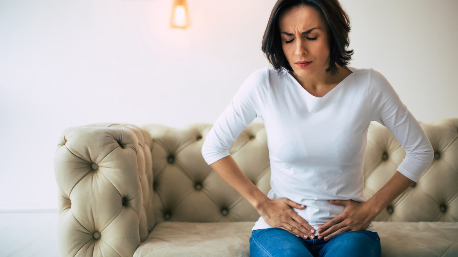 Die typischen Unterleibsschmerzen lassen in der Menopause bei 75 % der Frauen nach oder verschwinden vollständig. Die typischen Unterleibsschmerzen lassen in der Menopause bei 75 % der Frauen nach oder verschwinden vollständig.