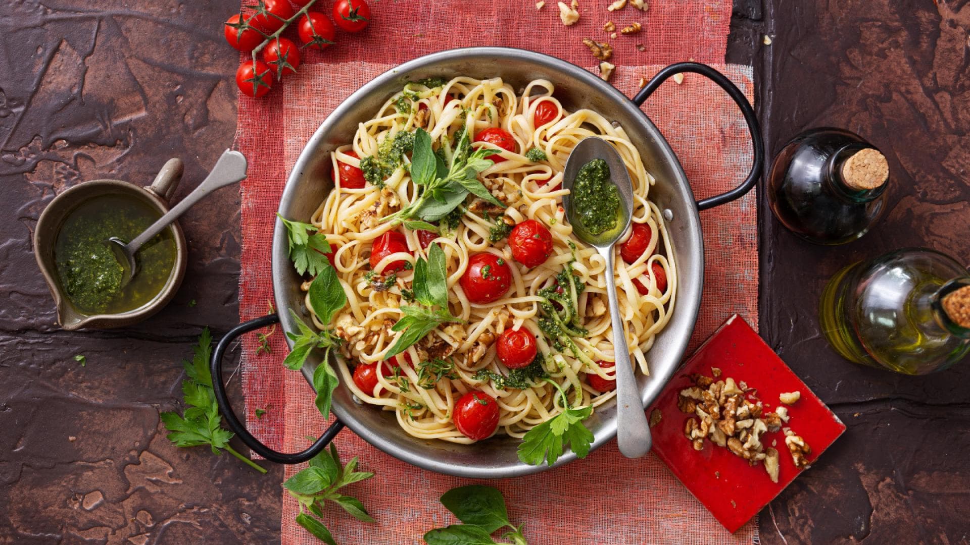 Linguine mit Pesto und Tomaten